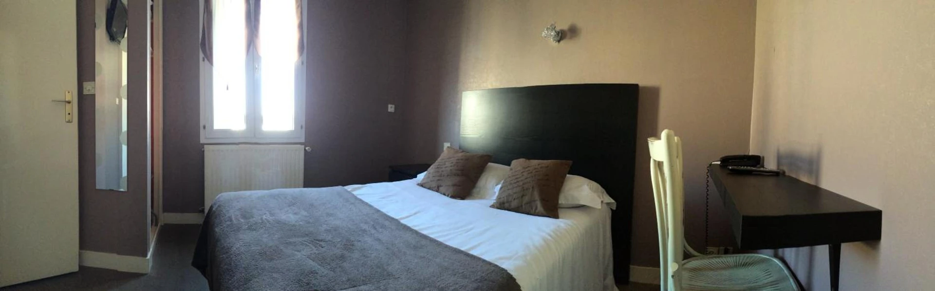 Chambre disponible pour un séminaire d'entreprise à Hotel Les Voyageurs - Les Sables dʼOlonne
