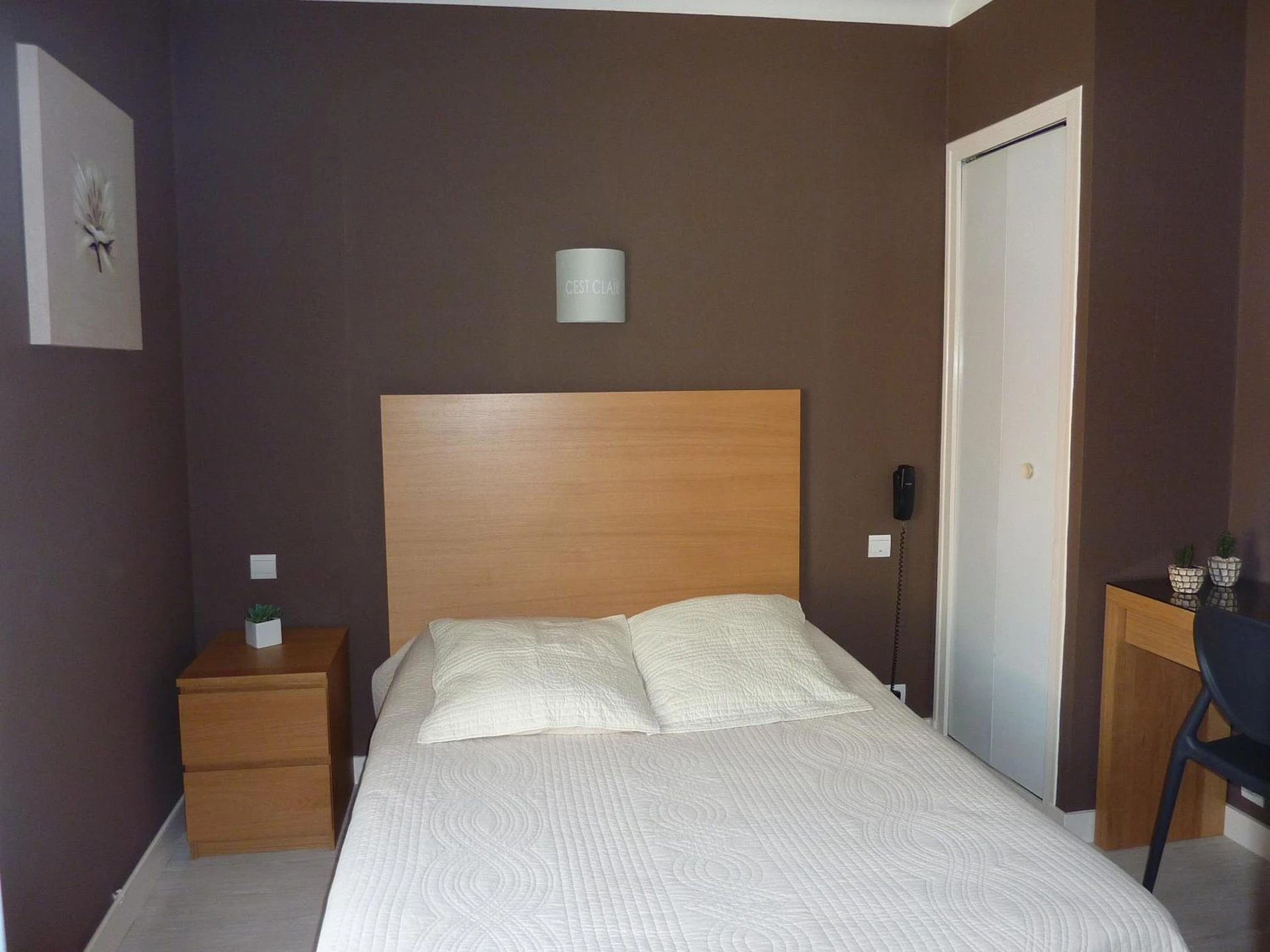 Chambre disponible pour un séminaire d'entreprise à Hotel Les Voyageurs - Les Sables dʼOlonne
