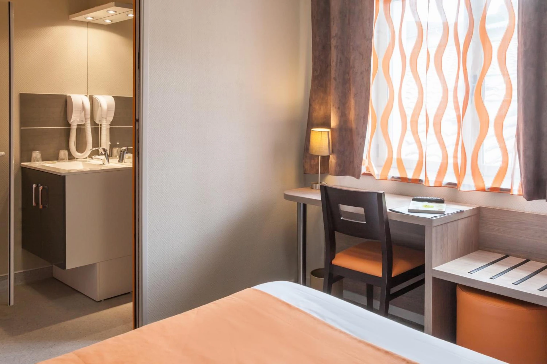 Chambre disponible pour un séminaire d'entreprise à Logis Hôtel Les Voyageurs - Lezoux
