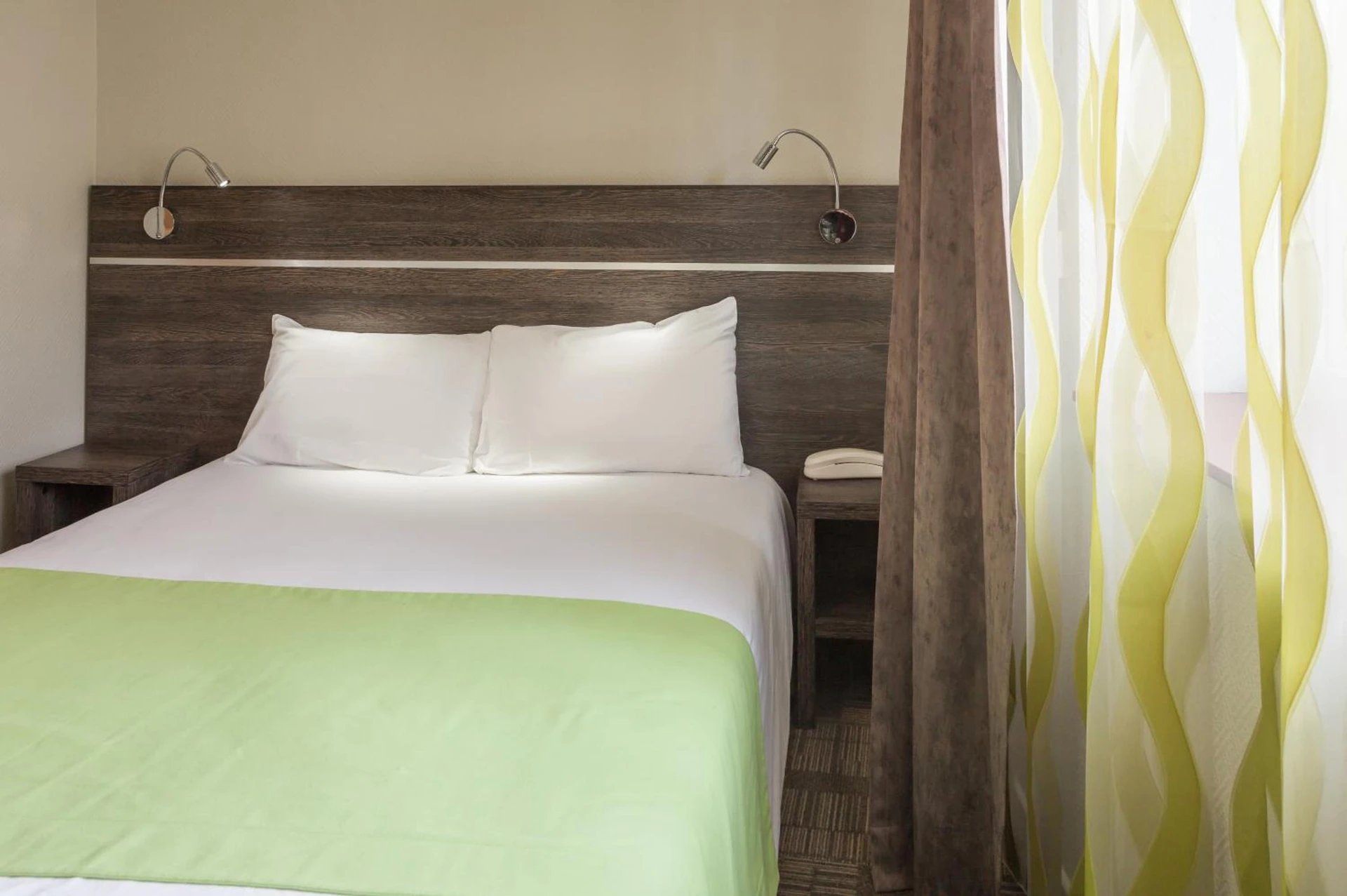 Chambre disponible pour un séminaire d'entreprise à Logis Hôtel Les Voyageurs - Lezoux