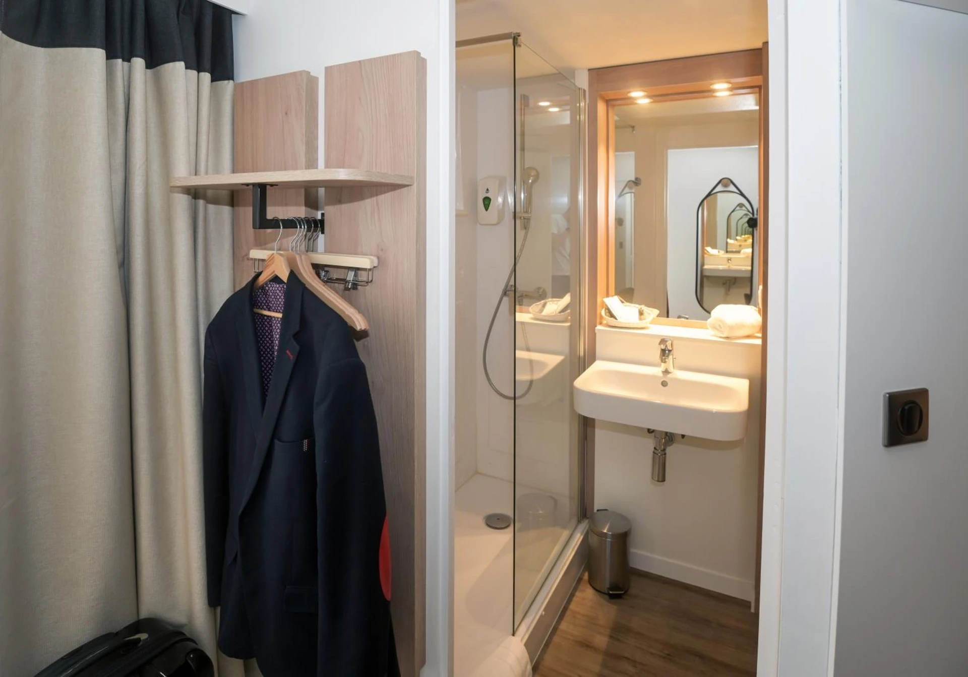 Ambiance de travail pour séminaire d'entreprise à Logis Hôtel Angers Sud - Angers