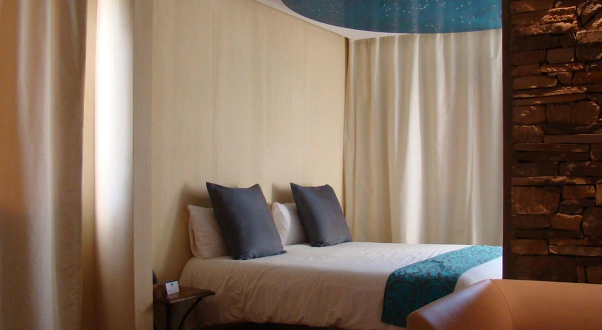 Chambre disponible pour un séminaire d'entreprise à Logis NIMOTEL Hôtel Cosy - Nîmes