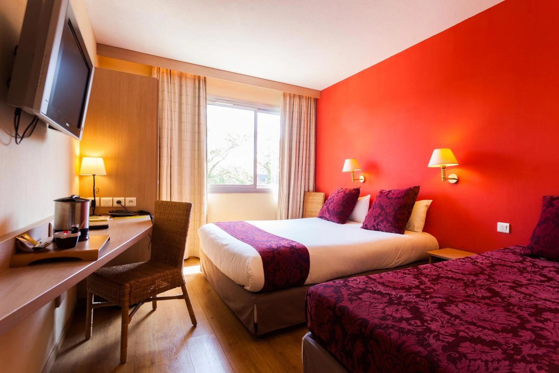 Chambre disponible pour un séminaire d'entreprise à Logis NIMOTEL Hôtel Cosy - Nîmes