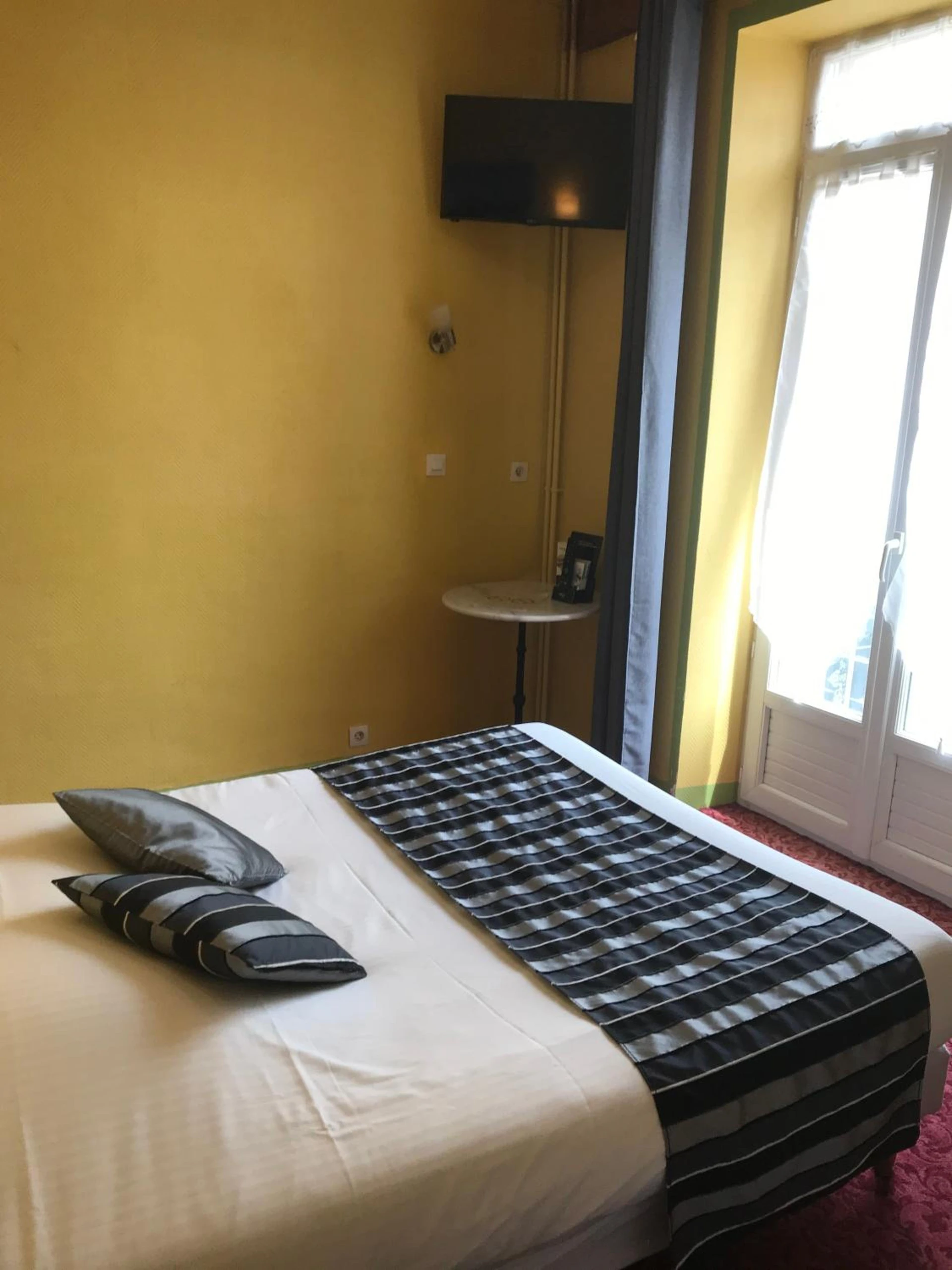 Magnifique chambre pour un séminaire d'entreprise à Hotel Magdeleine - Romans-sur-Isère
