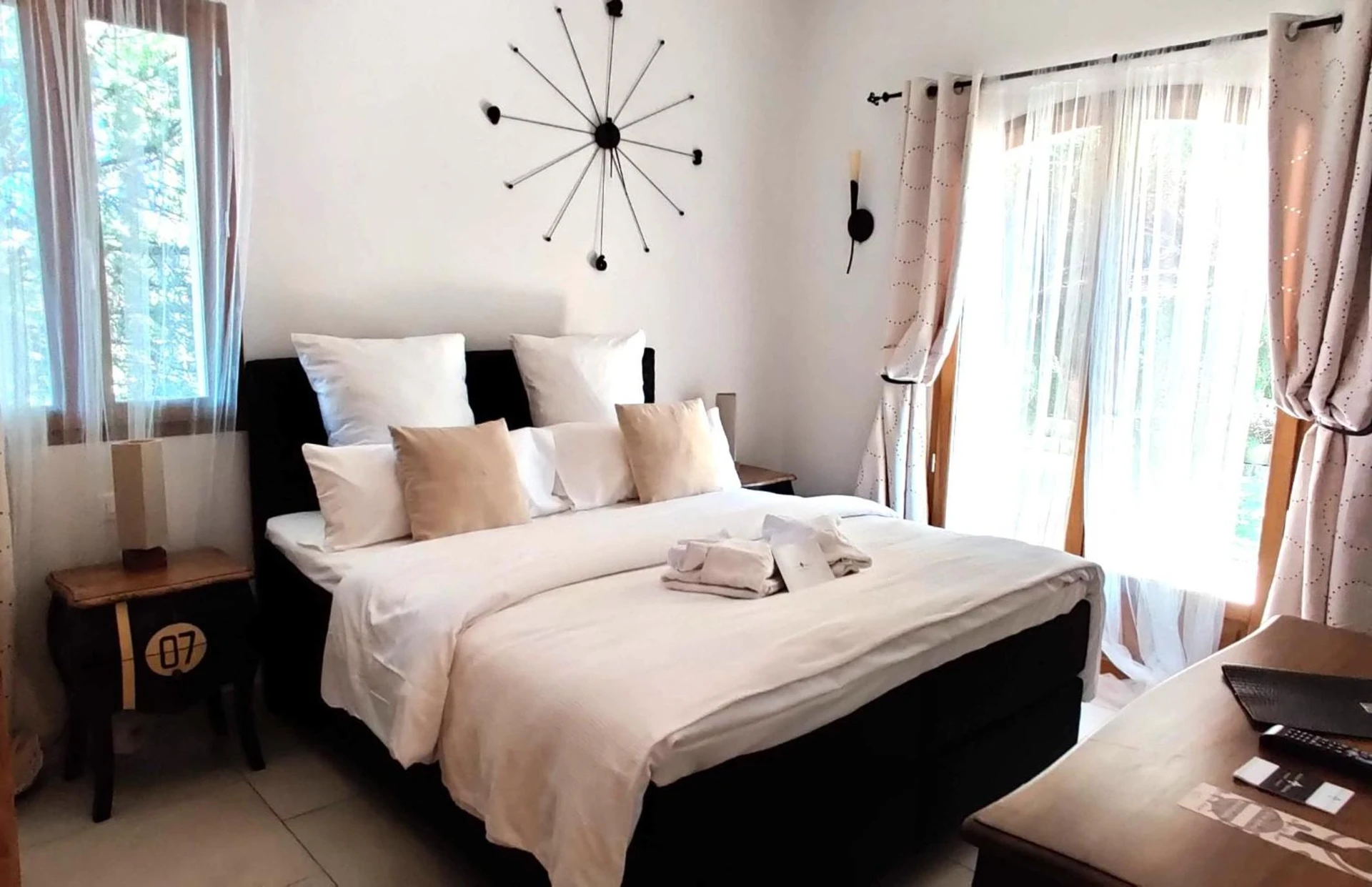 Chambre disponible pour un séminaire d'entreprise à Maison Prestige Saint Tropez by Roberto Geissini - Grimaud