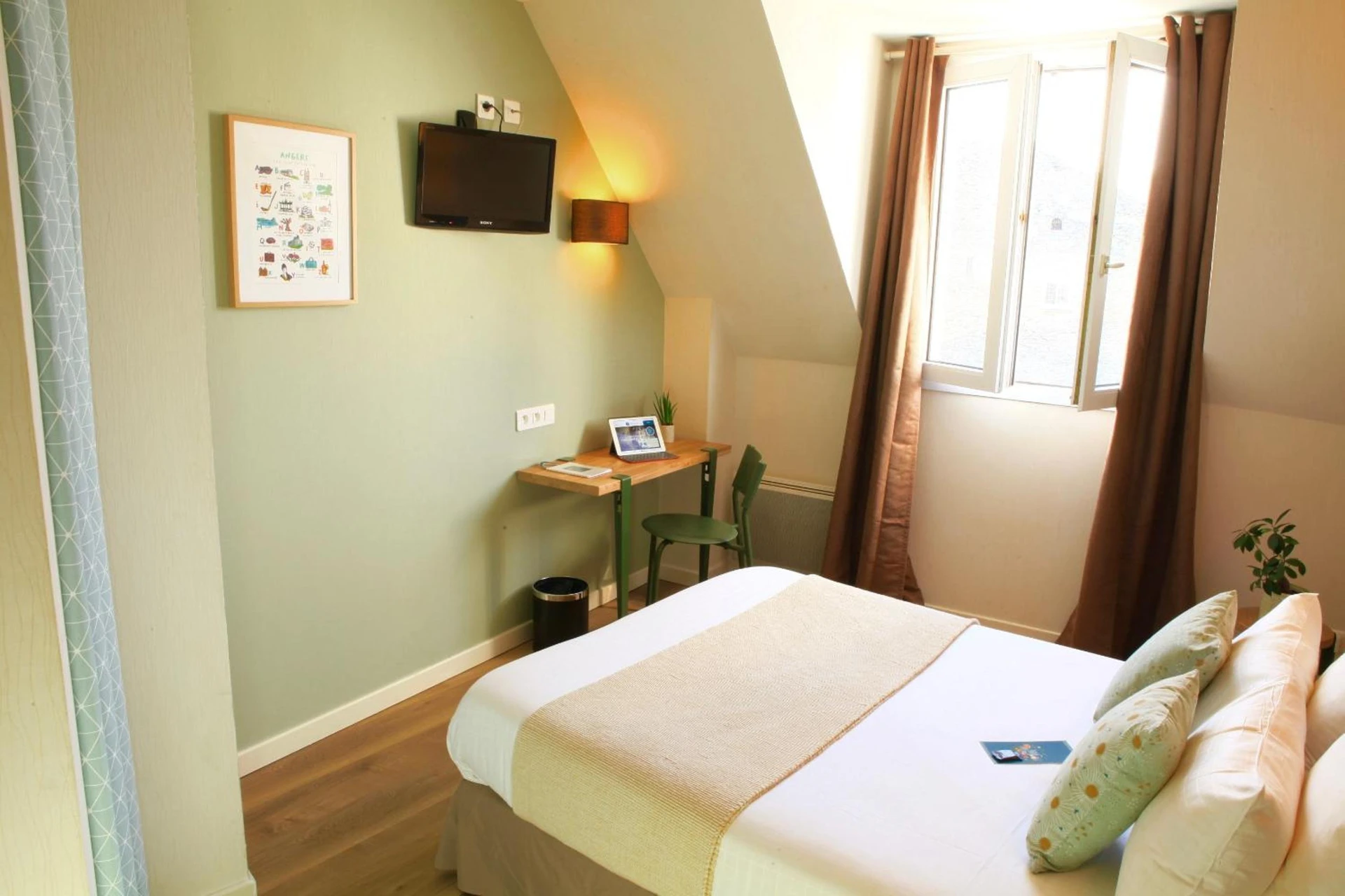 Chambre disponible pour un séminaire d'entreprise à Logis Hôtels- Hôtel Marguerite d'Anjou Angers château - Angers