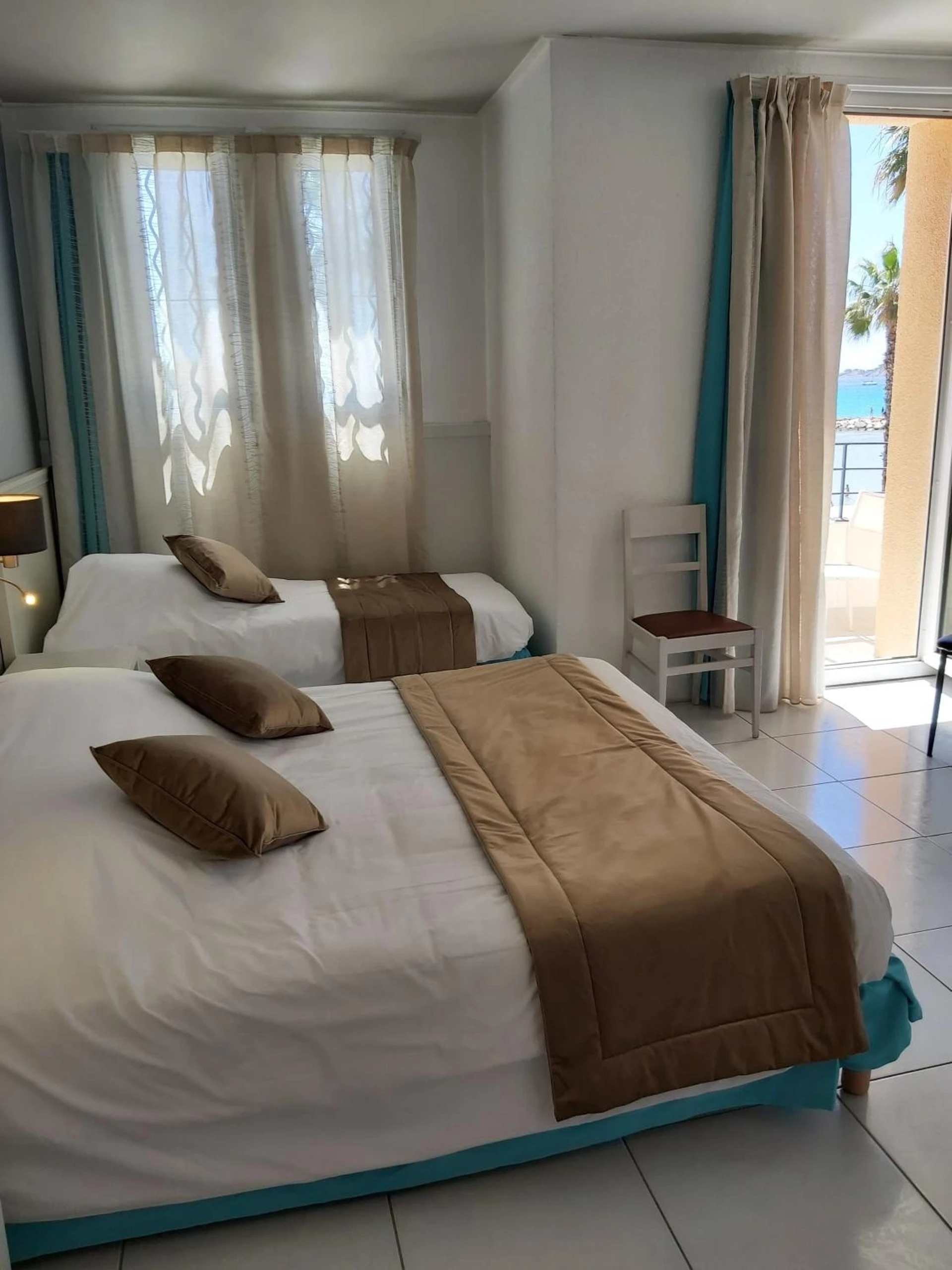 Chambre disponible pour un séminaire d'entreprise à Hotel Restaurant Miramar L'orchidée - La Ciotat