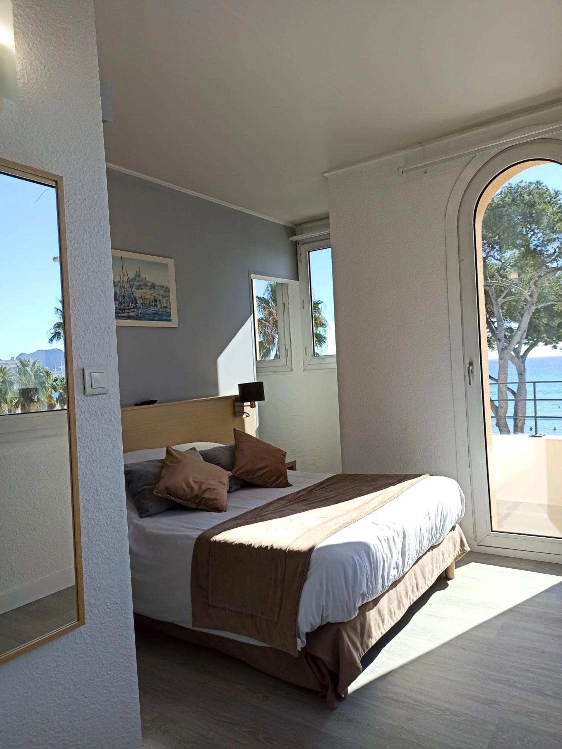 Magnifique chambre pour un séminaire d'entreprise à Hotel Restaurant Miramar L'orchidée - La Ciotat