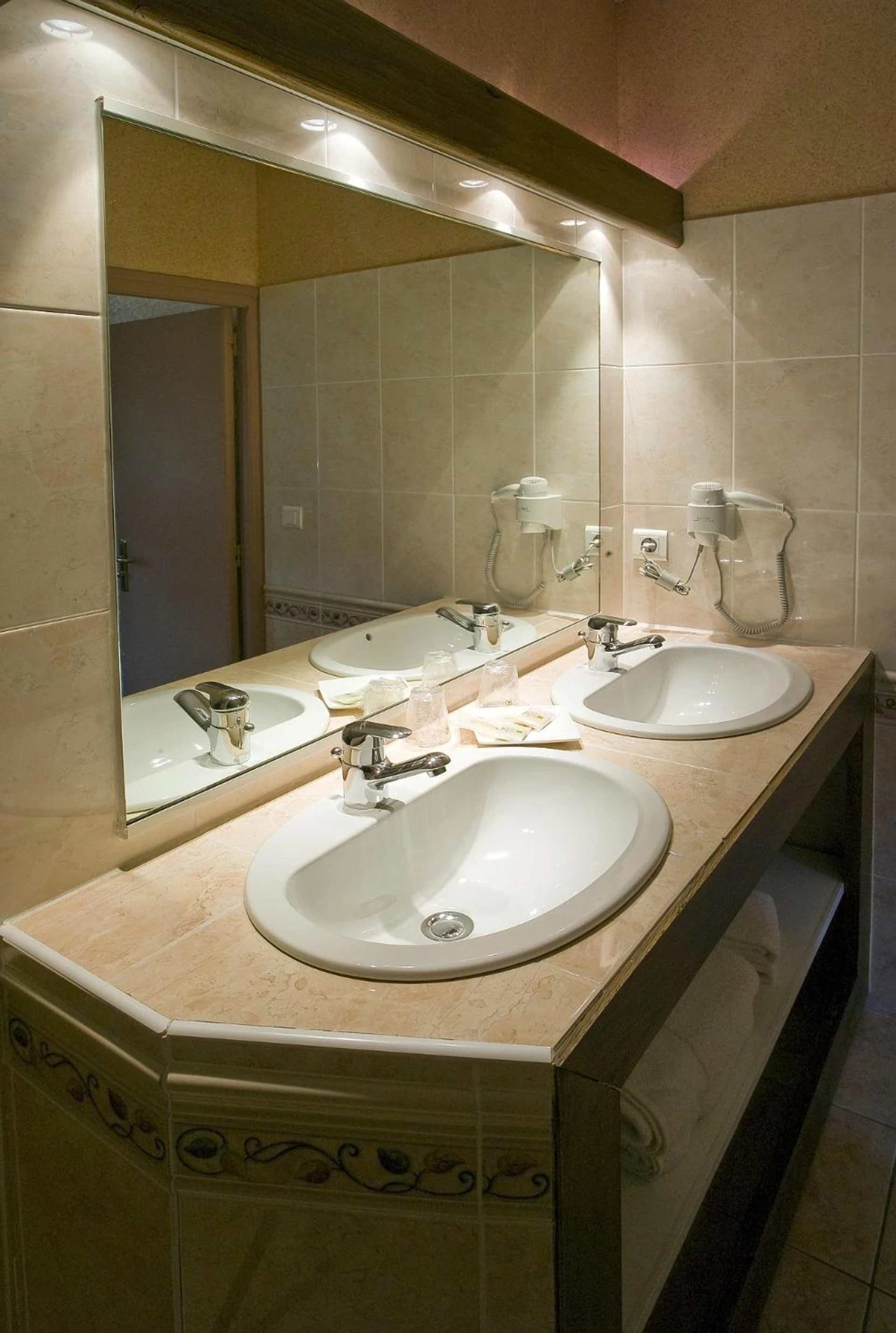 Chambre disponible pour un séminaire d'entreprise à Logis Hôtel Restaurant Le Mont Aigoual - Meyrueis