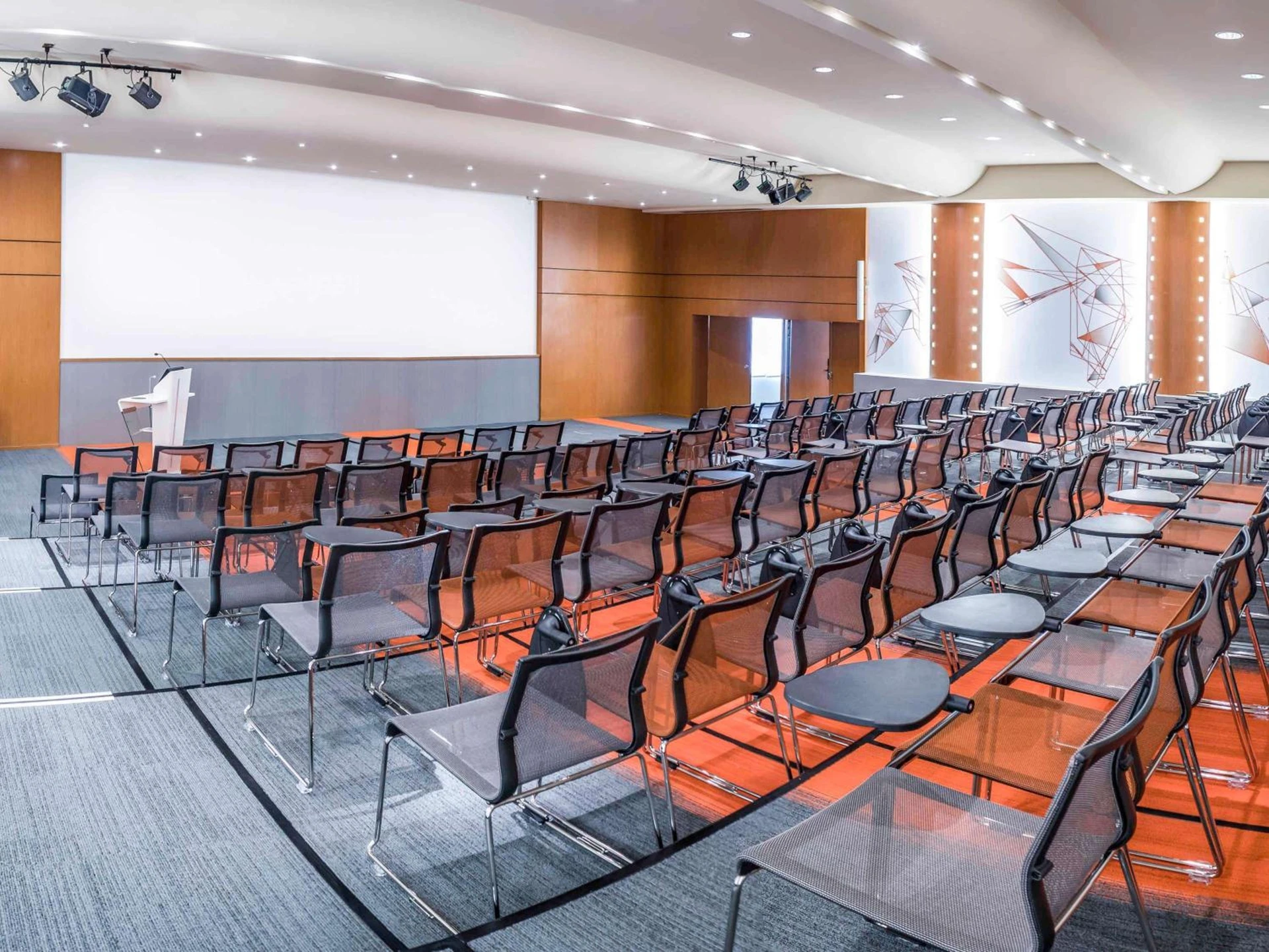 Salle de séminaire à Novotel Paris Rueil Malmaison - Organiser un événement professionnel à Rueil-Malmaison