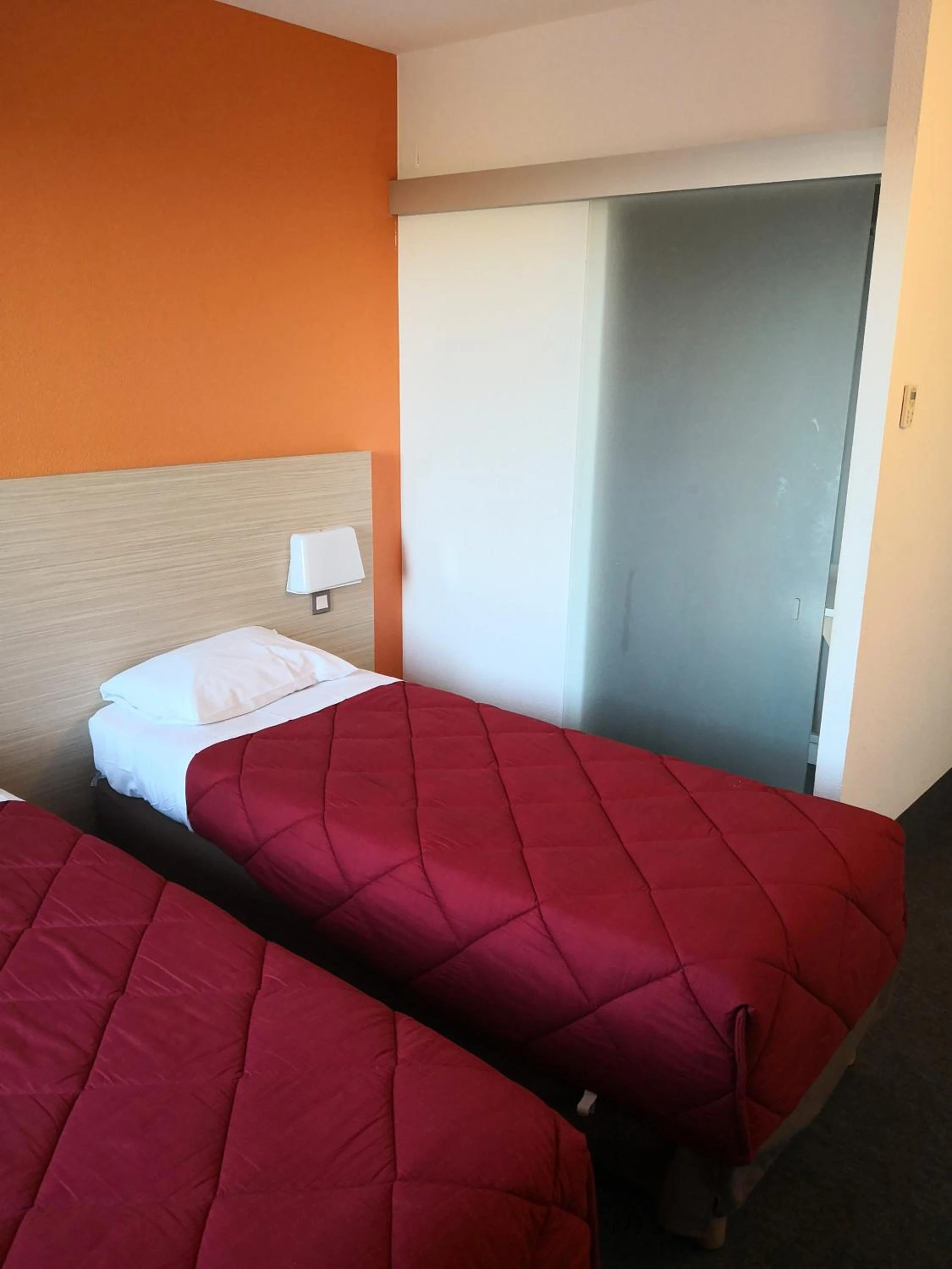Magnifique chambre pour un séminaire d'entreprise à Première Classe Istres - Istres