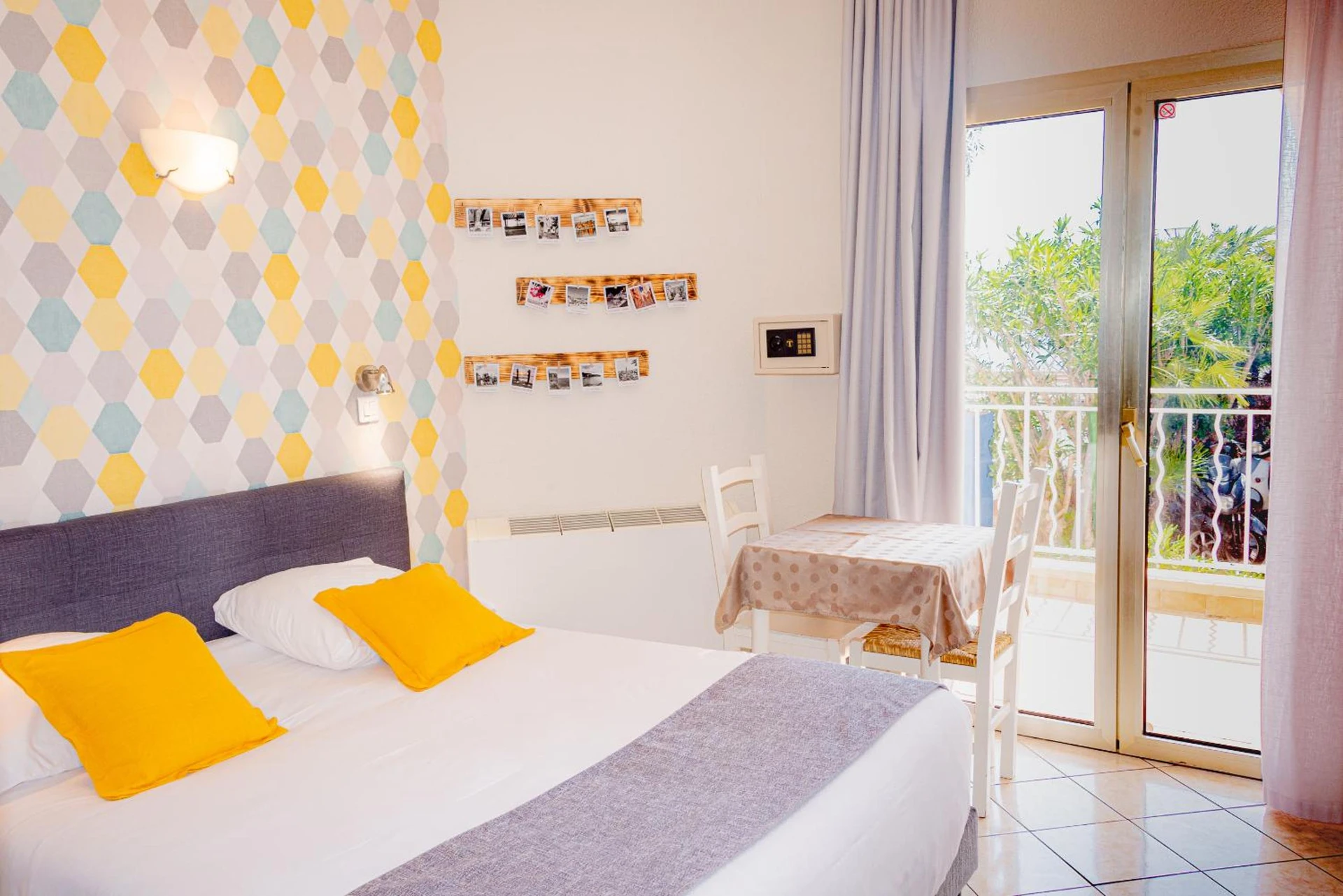 Chambre disponible pour un séminaire d'entreprise à Hotel et Appartements Reine D'Azur - Roquebrune-Cap-Martin