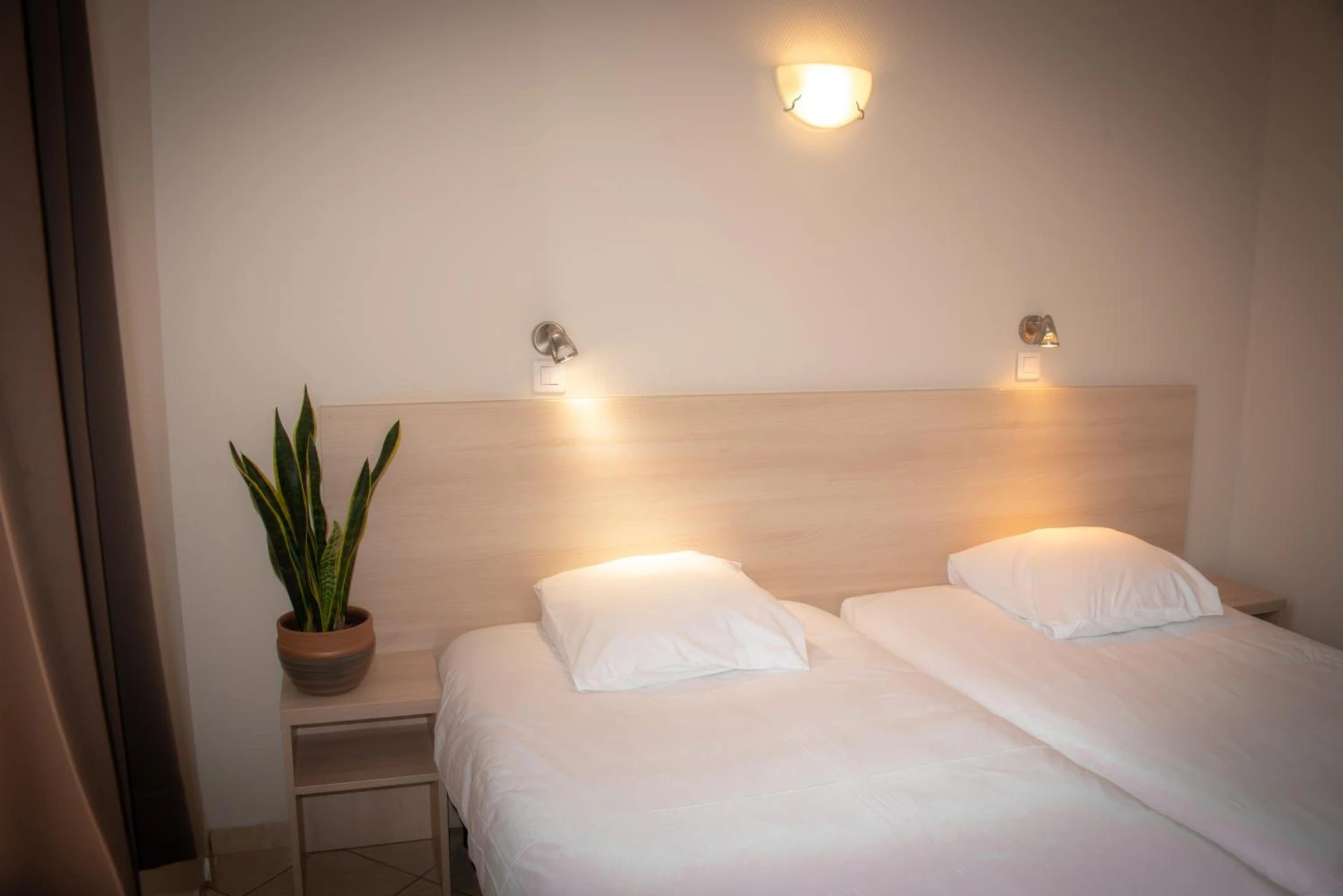 Chambre disponible pour un séminaire d'entreprise à Hotel et Appartements Reine D'Azur - Roquebrune-Cap-Martin