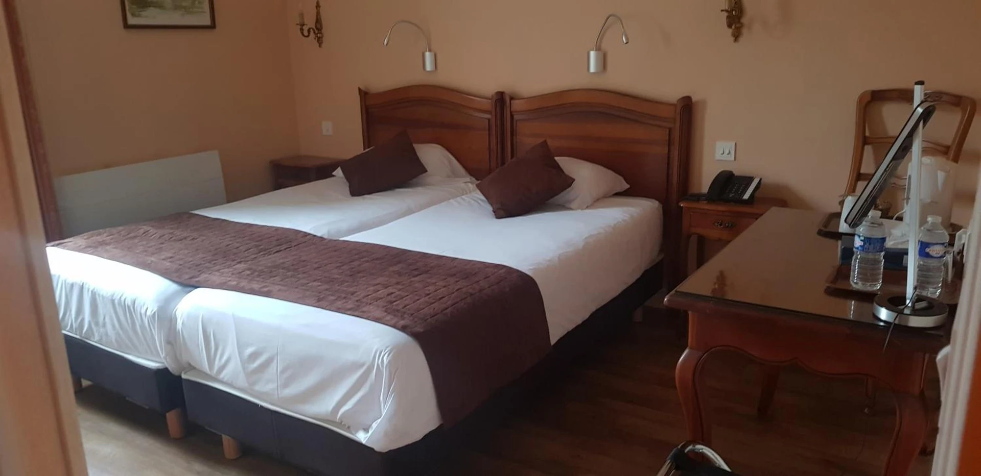 Magnifique chambre pour un séminaire d'entreprise à LOGIS HOTEL - Le Relais Saint Vincent - Ligny-le-Châtel
