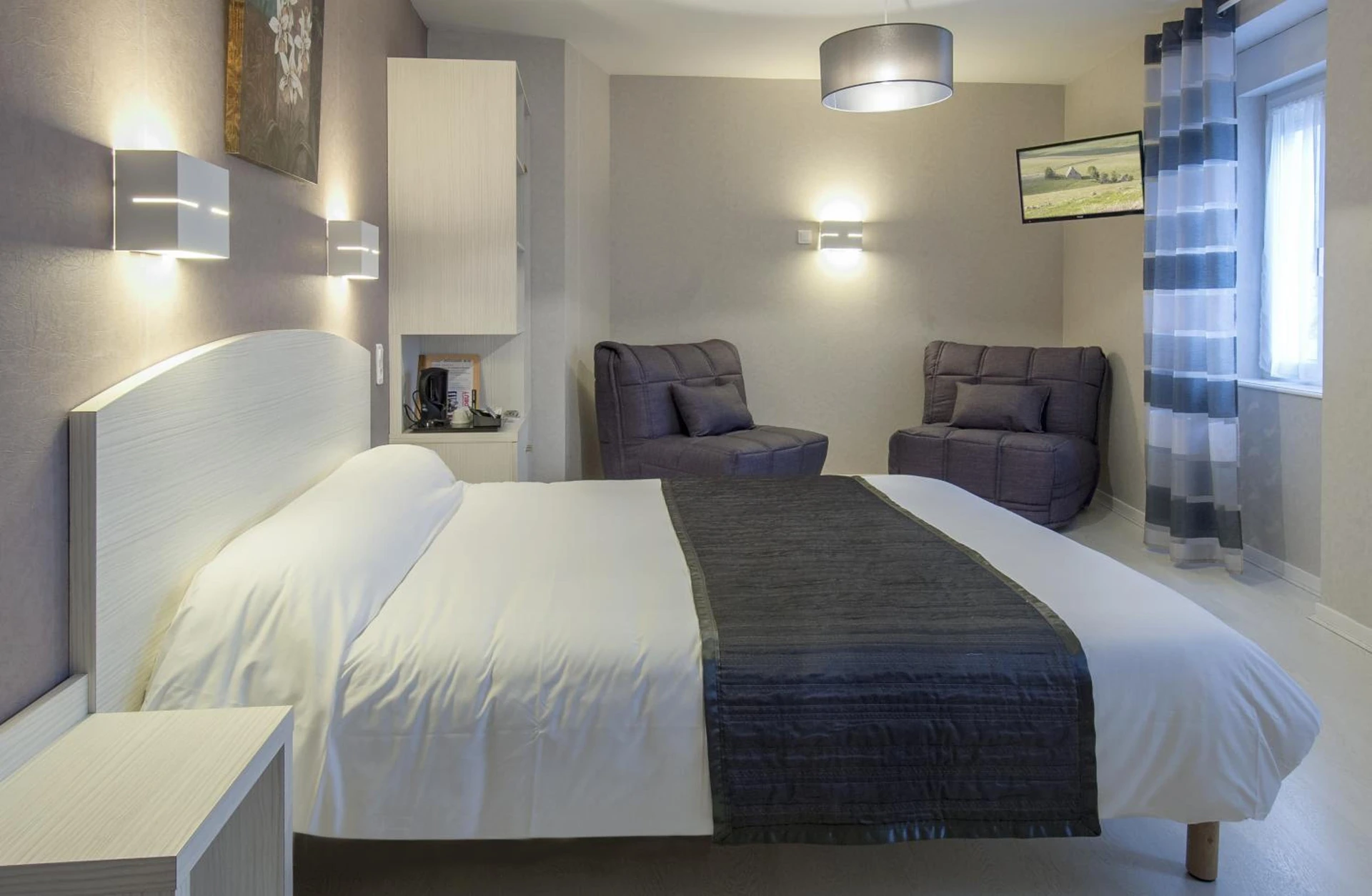 Chambre disponible pour un séminaire d'entreprise à Logis Hôtel Restaurant Cazes Arazat - Laissac