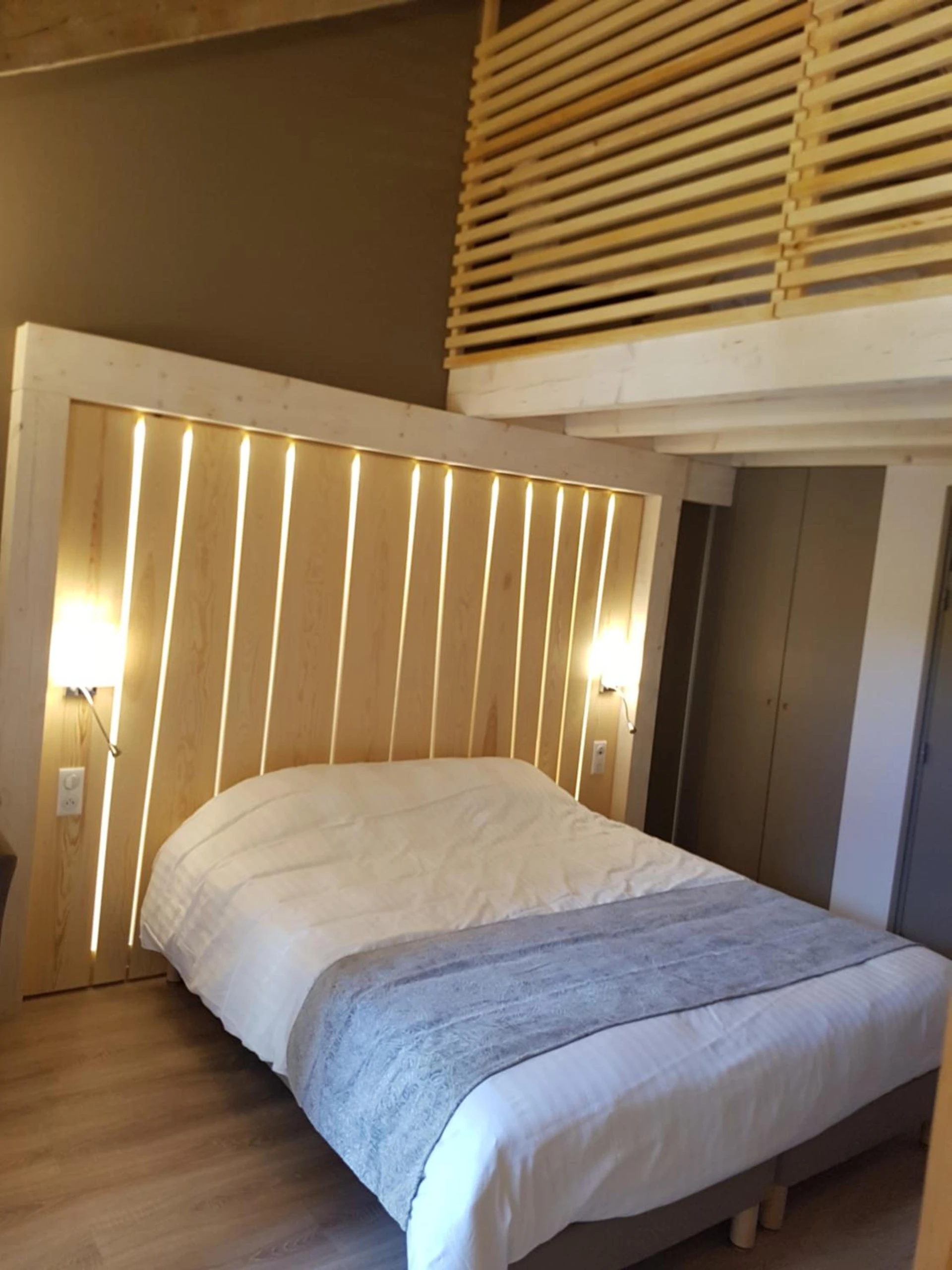 Chambre disponible pour un séminaire d'entreprise à Logis SPA Hotel Restaurant De La Poste - Tence