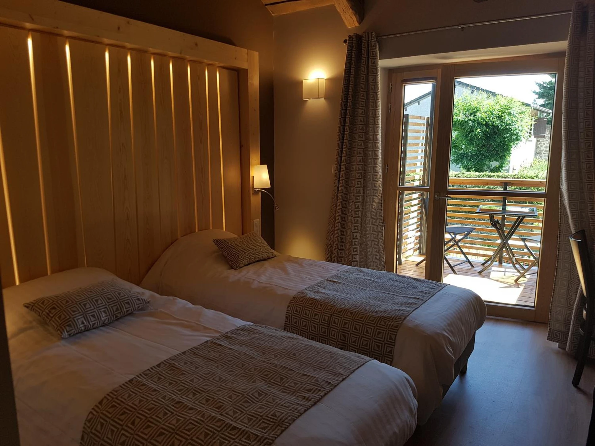 Chambre disponible pour un séminaire d'entreprise à Logis SPA Hotel Restaurant De La Poste - Tence