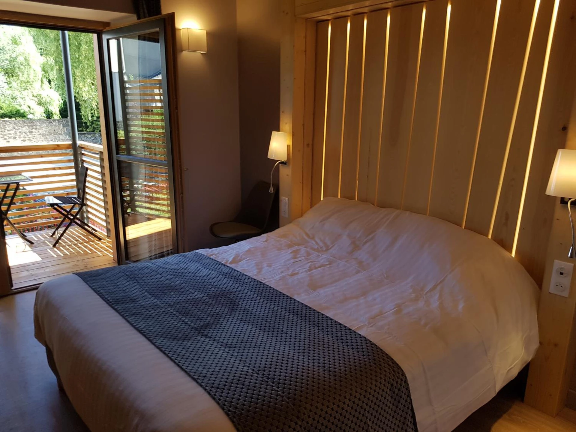 Chambre disponible pour un séminaire d'entreprise à Logis SPA Hotel Restaurant De La Poste - Tence