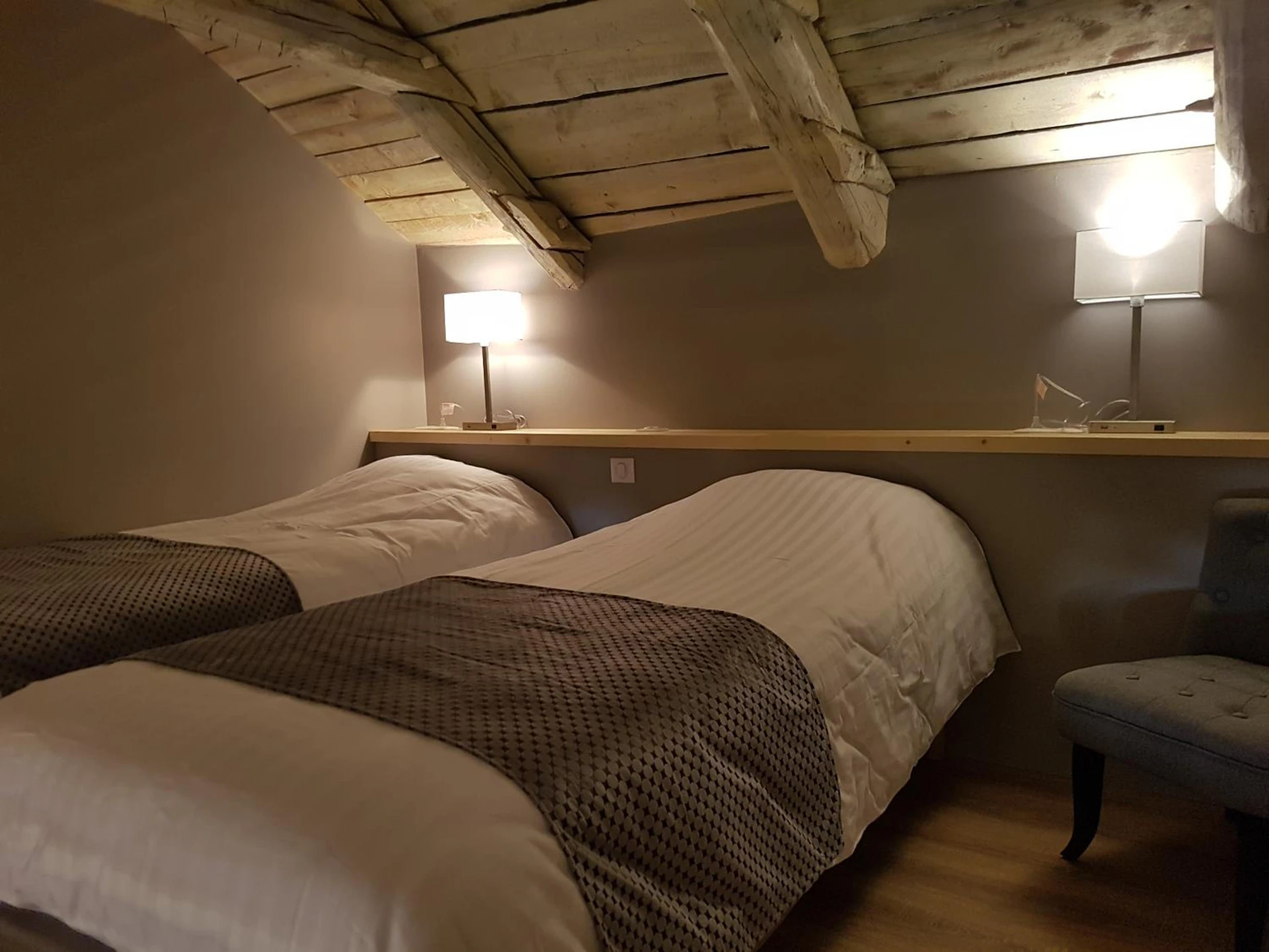 Chambre disponible pour un séminaire d'entreprise à Logis SPA Hotel Restaurant De La Poste - Tence