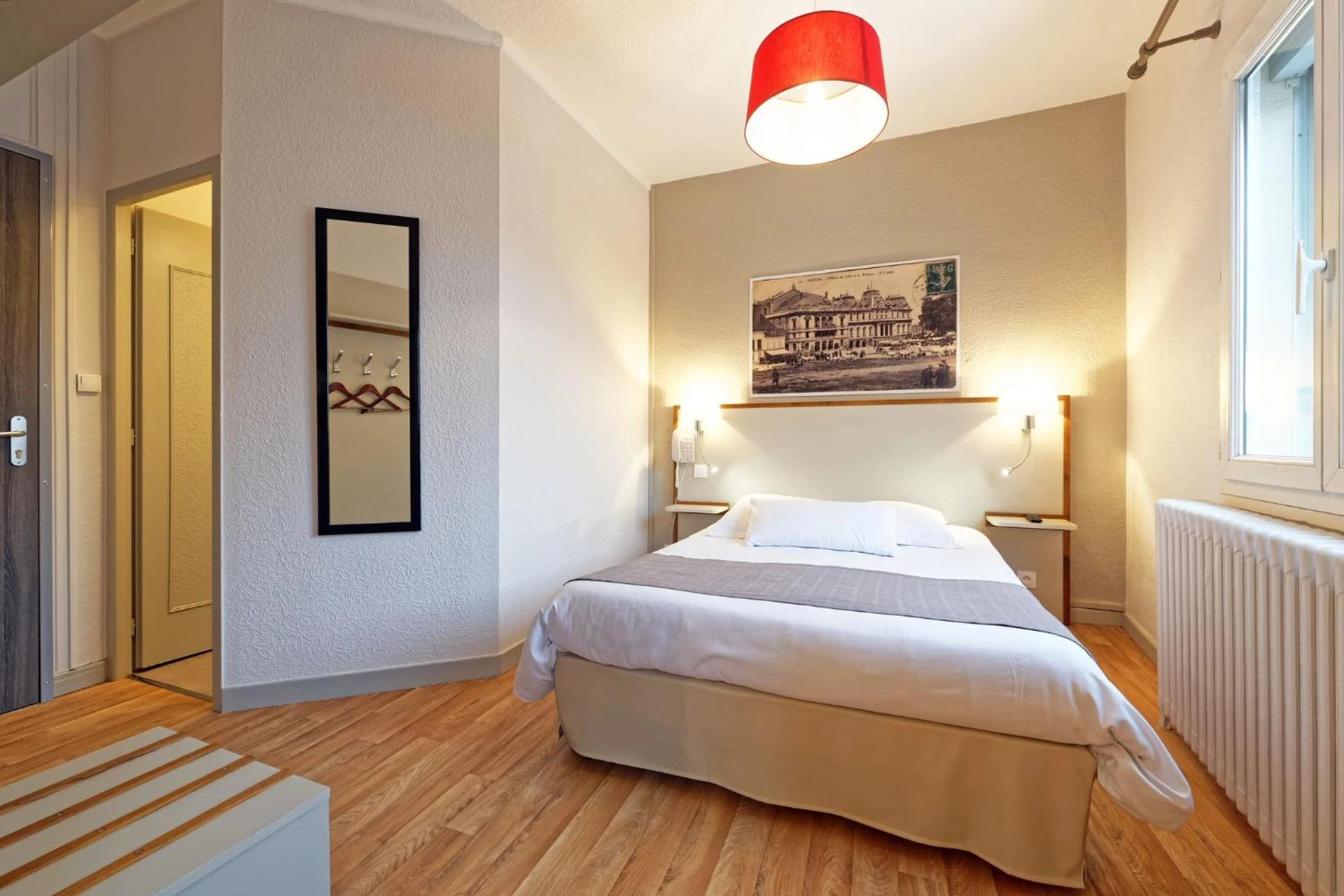Chambre disponible pour un séminaire d'entreprise à Contact Hôtel du Commerce et son restaurant Côte à Côte - Autun