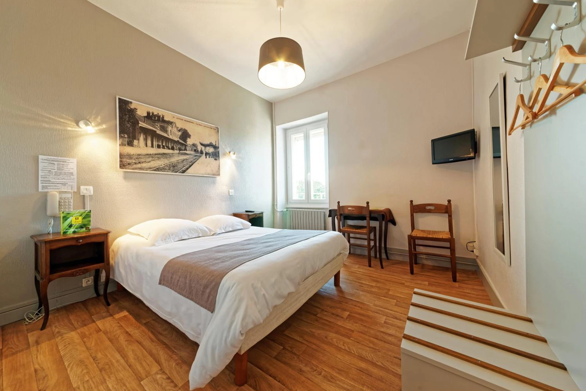 Chambre disponible pour un séminaire d'entreprise à Contact Hôtel du Commerce et son restaurant Côte à Côte - Autun