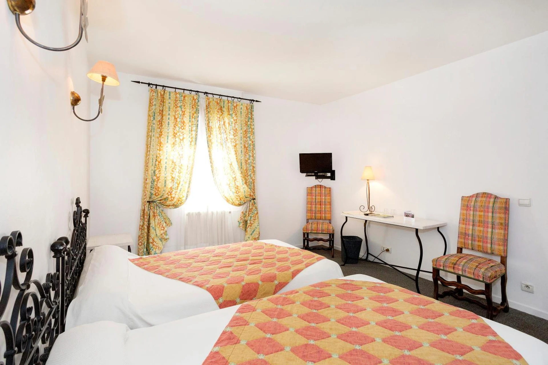 Chambre disponible pour un séminaire d'entreprise à Logis Hôtels - Hôtel Restaurant du Midi - Revel