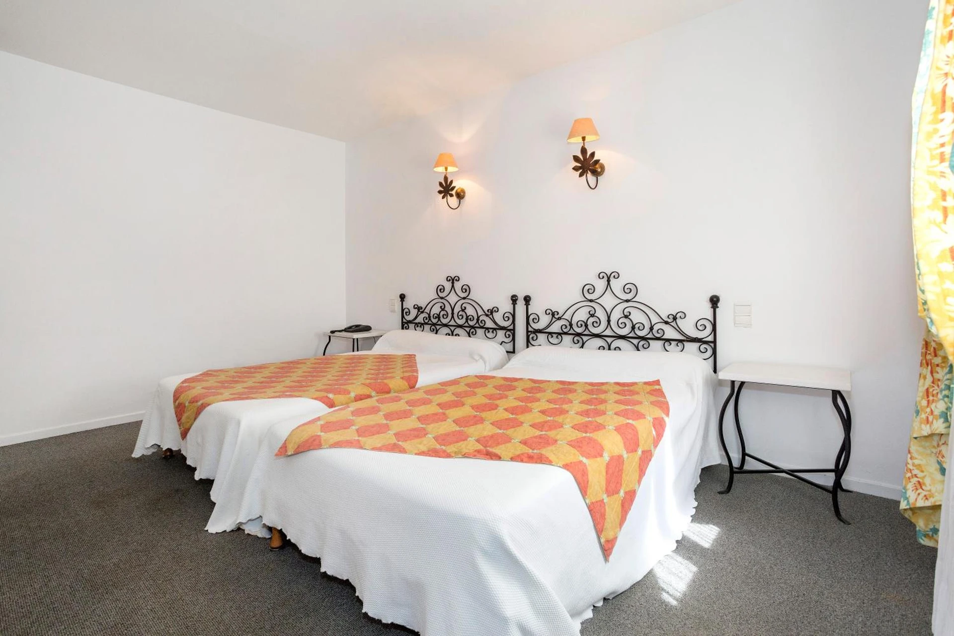 Chambre disponible pour un séminaire d'entreprise à Logis Hôtels - Hôtel Restaurant du Midi - Revel