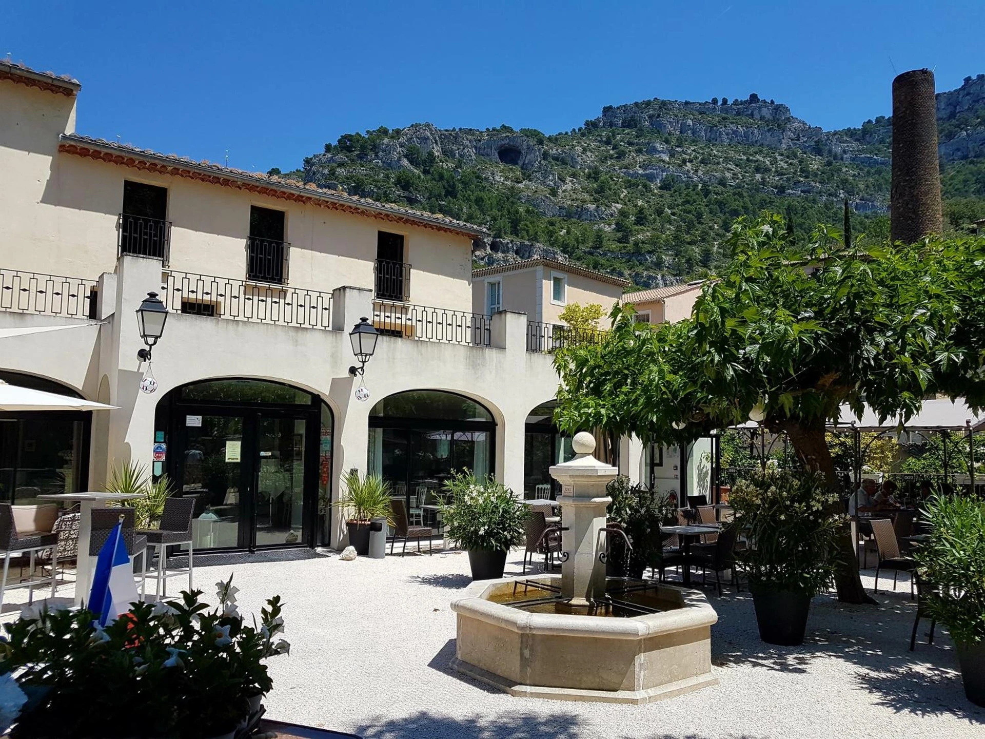 Salle de séminaire à Hotel Restaurant du Parc en Bord de Rivière - Organiser un événement professionnel à Fontaine-de-Vaucluse