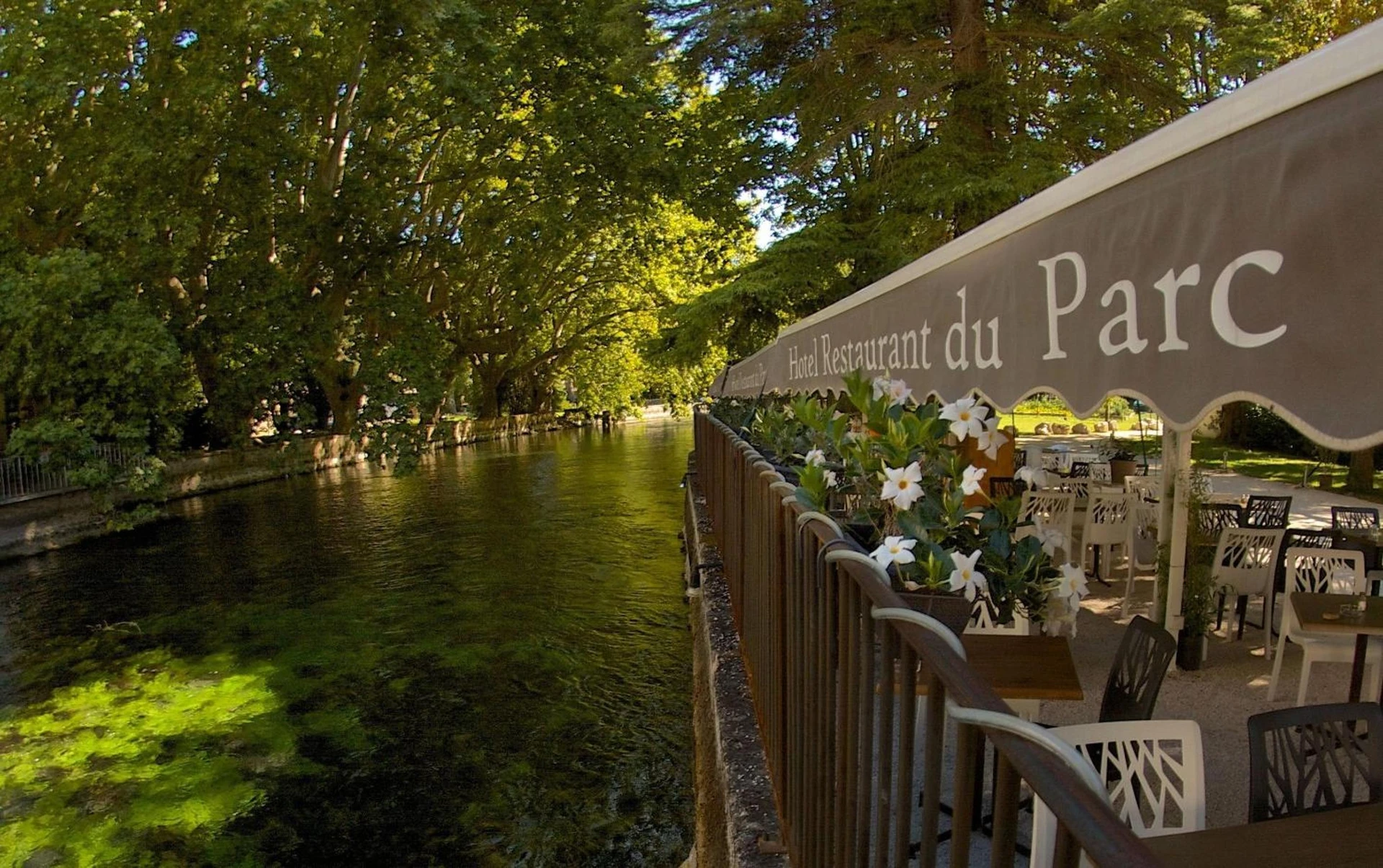 Chambre à Hotel Restaurant du Parc en Bord de Rivière - Organiser un séminaire d'entreprise à Fontaine-de-Vaucluse