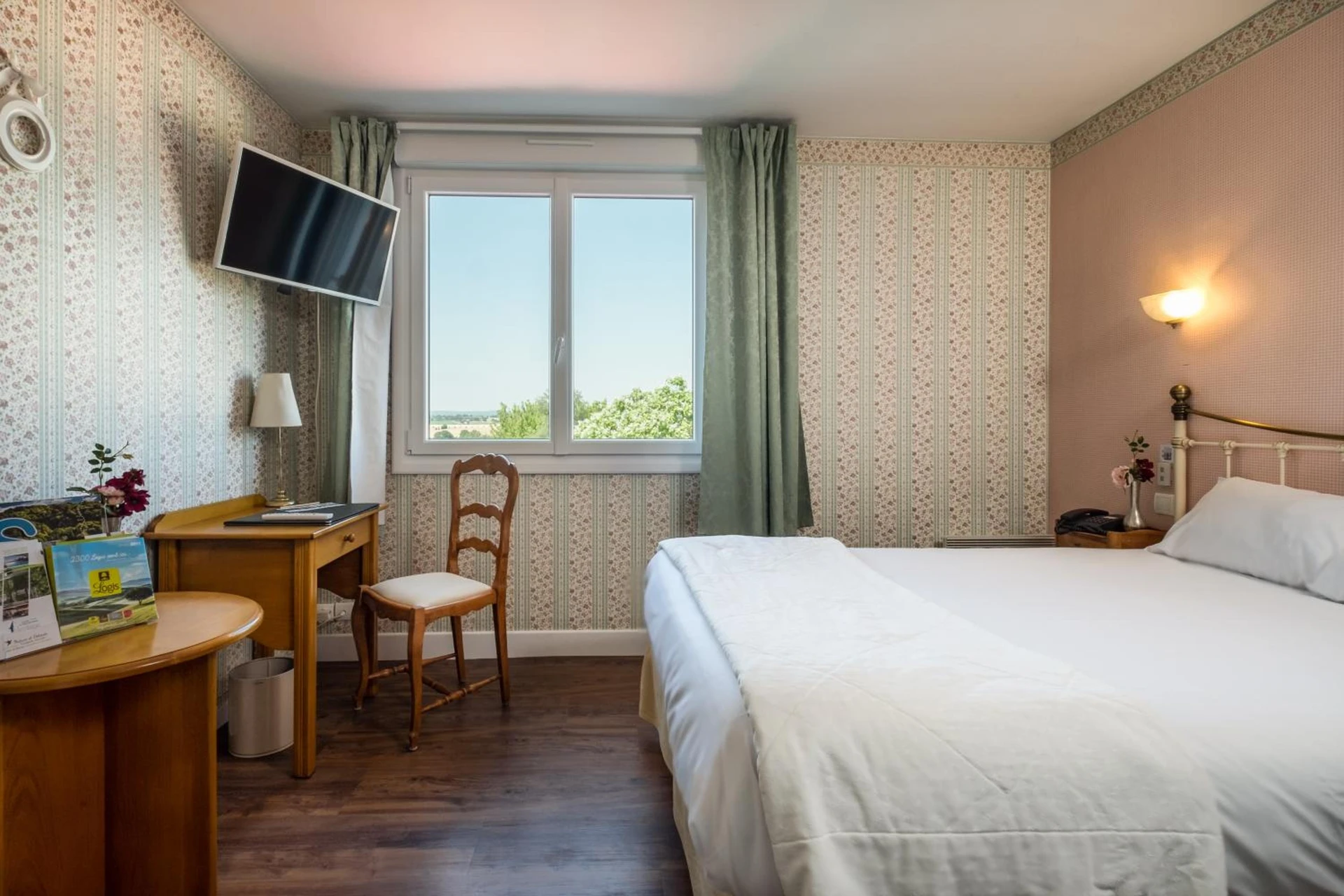 Chambre disponible pour un séminaire d'entreprise à L'Ermitage Hotel & Restaurant - Saulges