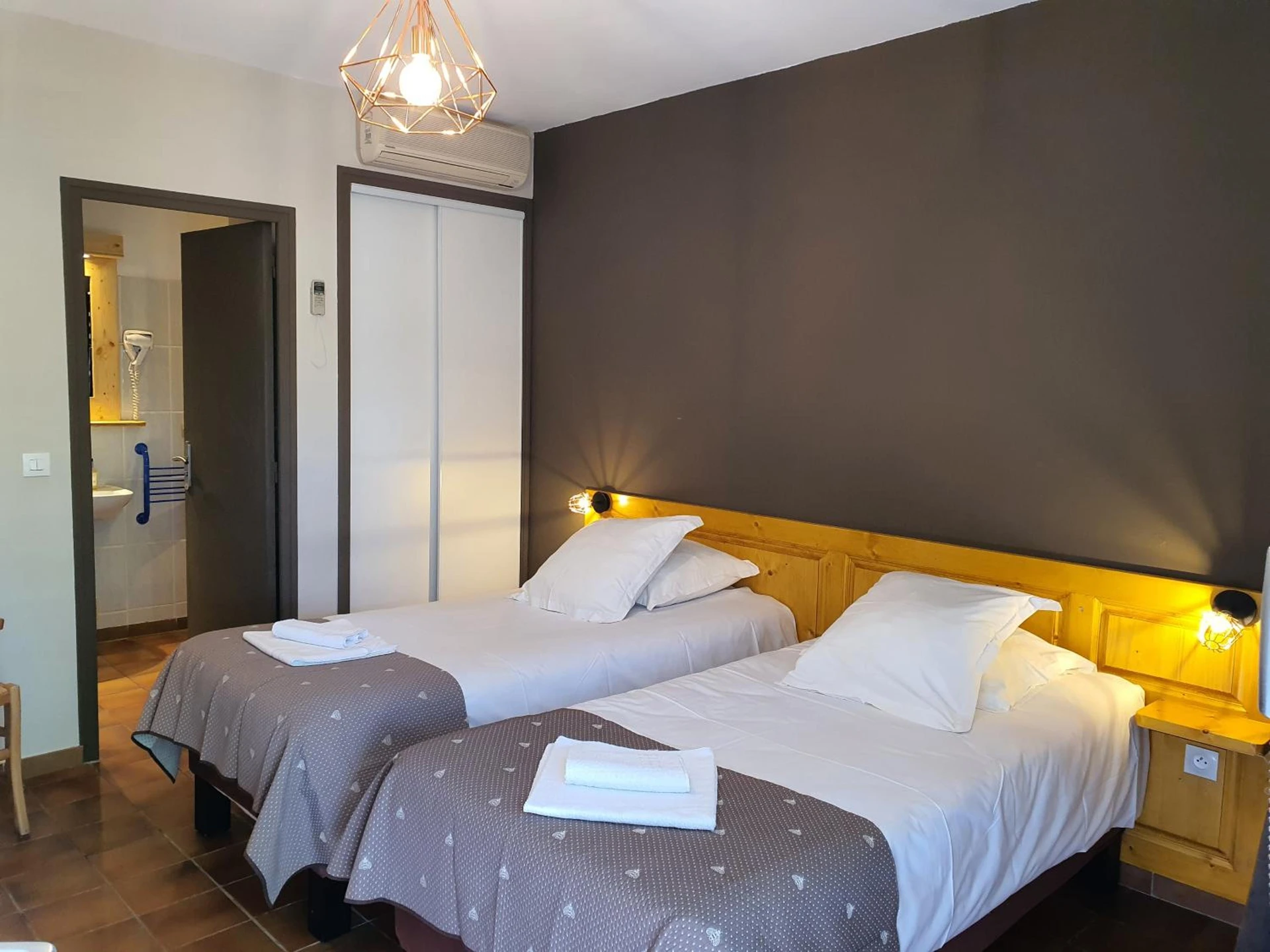 Chambre disponible pour un séminaire d'entreprise à Logis Hôtel Restaurant L'Escarbille - Saint-Martin-dʼArdèche