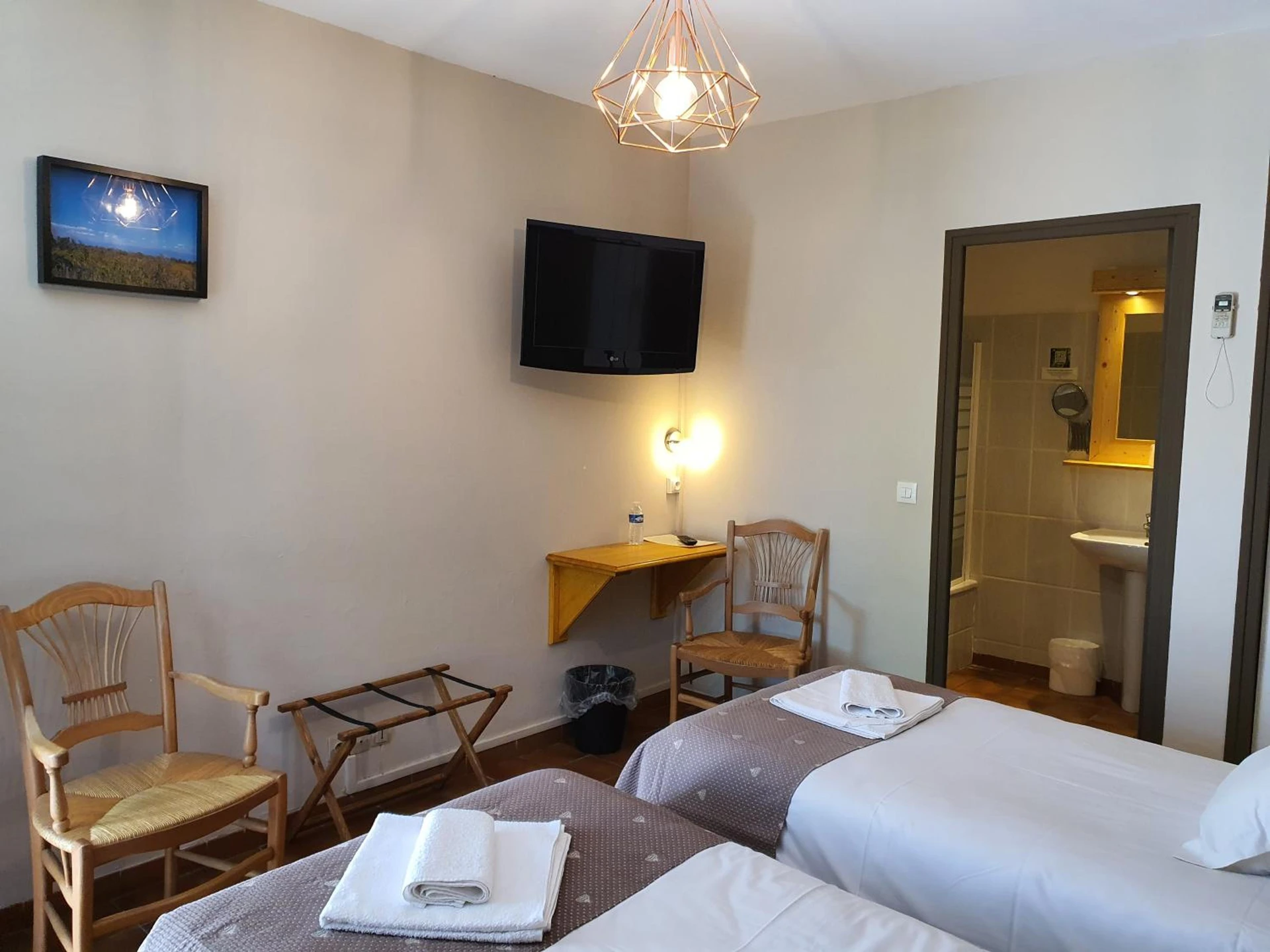 Chambre disponible pour un séminaire d'entreprise à Logis Hôtel Restaurant L'Escarbille - Saint-Martin-dʼArdèche