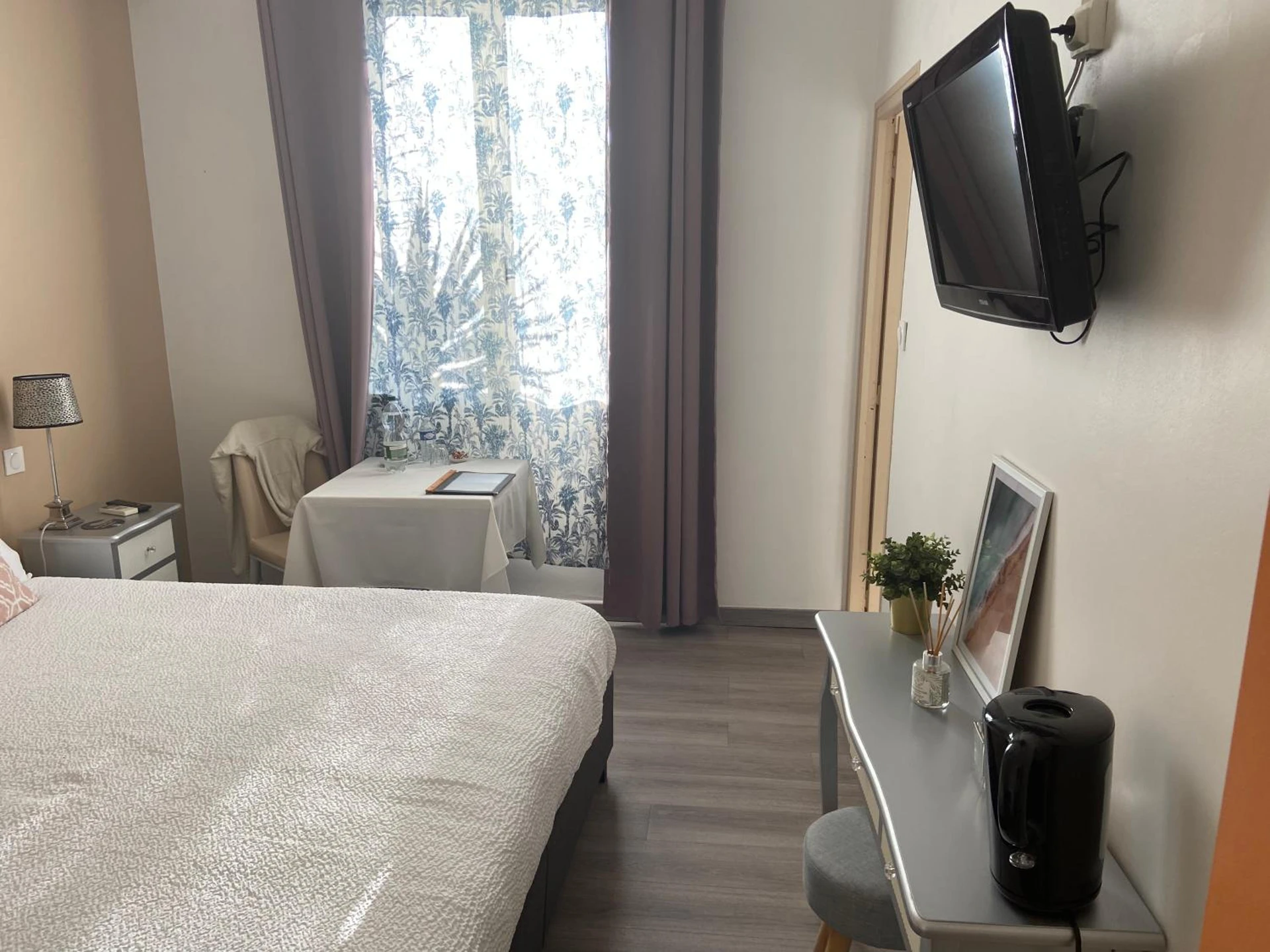 Magnifique chambre pour un séminaire d'entreprise à Hôtel Restaurant La Plage - Port-Saint-Louis-du-Rhône