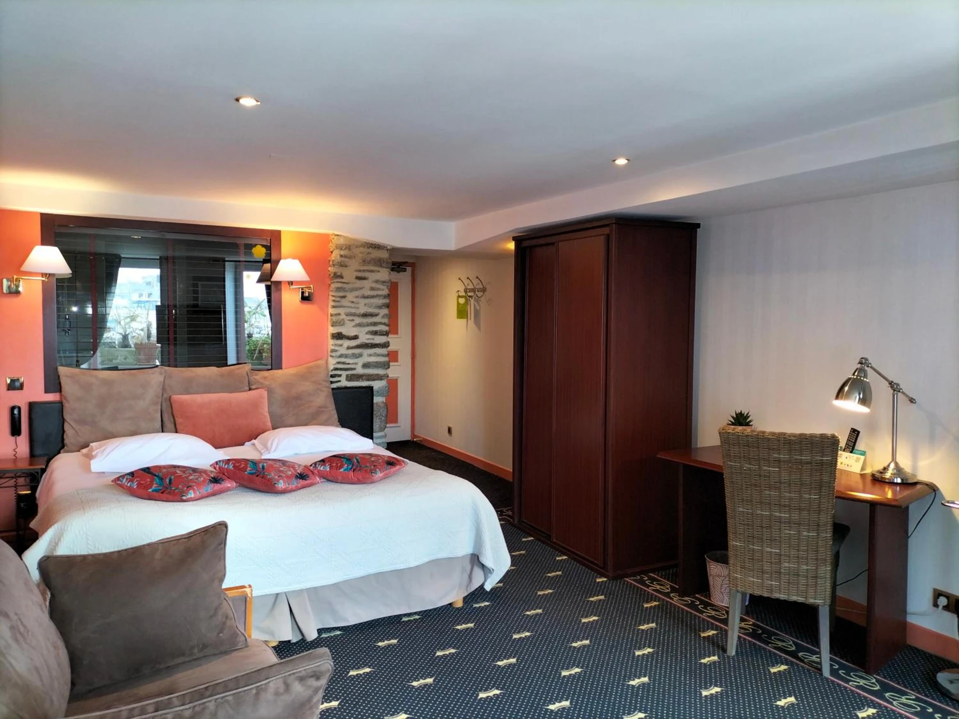 Chambre disponible pour un séminaire d'entreprise à Logis HOTEL RESTAURANT La Régence - Cherbourg-en-Cotentin