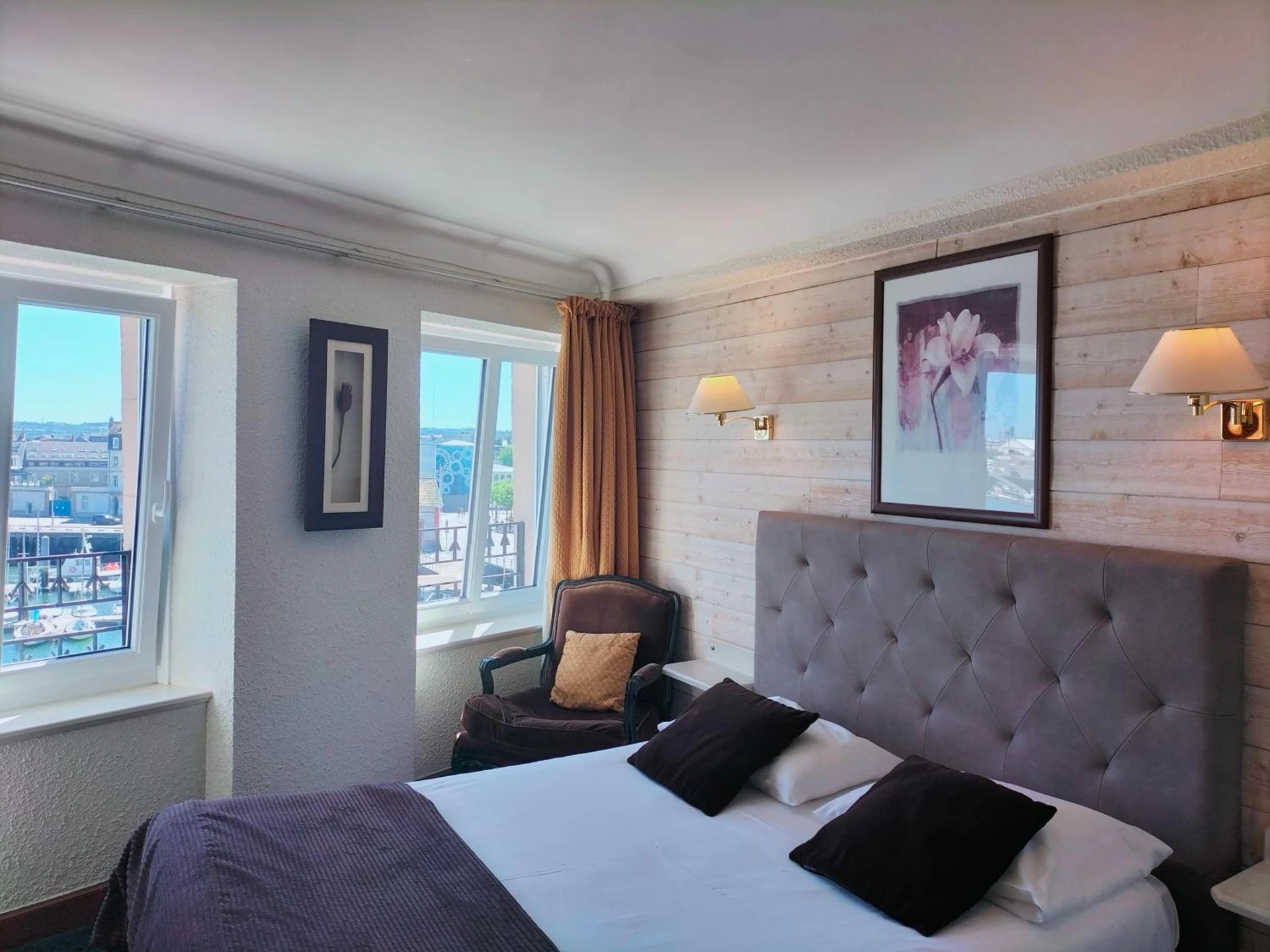 Chambre disponible pour un séminaire d'entreprise à Logis HOTEL RESTAURANT La Régence - Cherbourg-en-Cotentin
