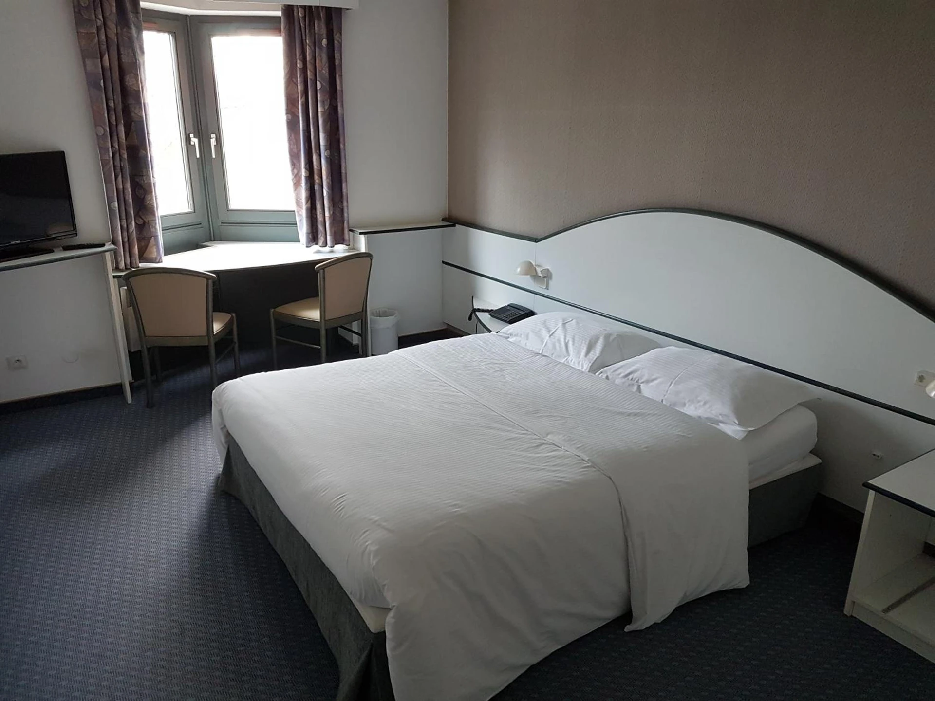 Chambre disponible pour un séminaire d'entreprise à Hotel Restaurant La Tour Romaine - Haguenau - Strasbourg Nord - Schweighouse-sur-Moder