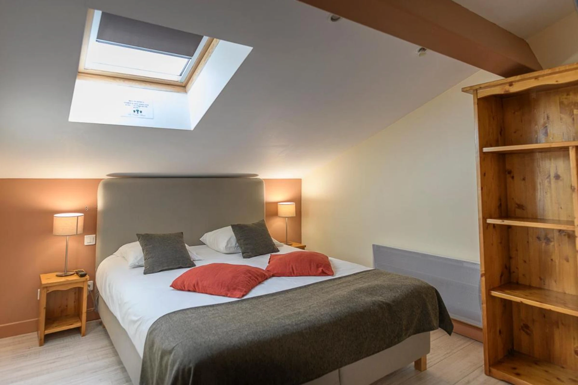 Chambre disponible pour un séminaire d'entreprise à Logis Hôtel Restaurant Le Castel Fleuri - Saint-Jean-en-Royans