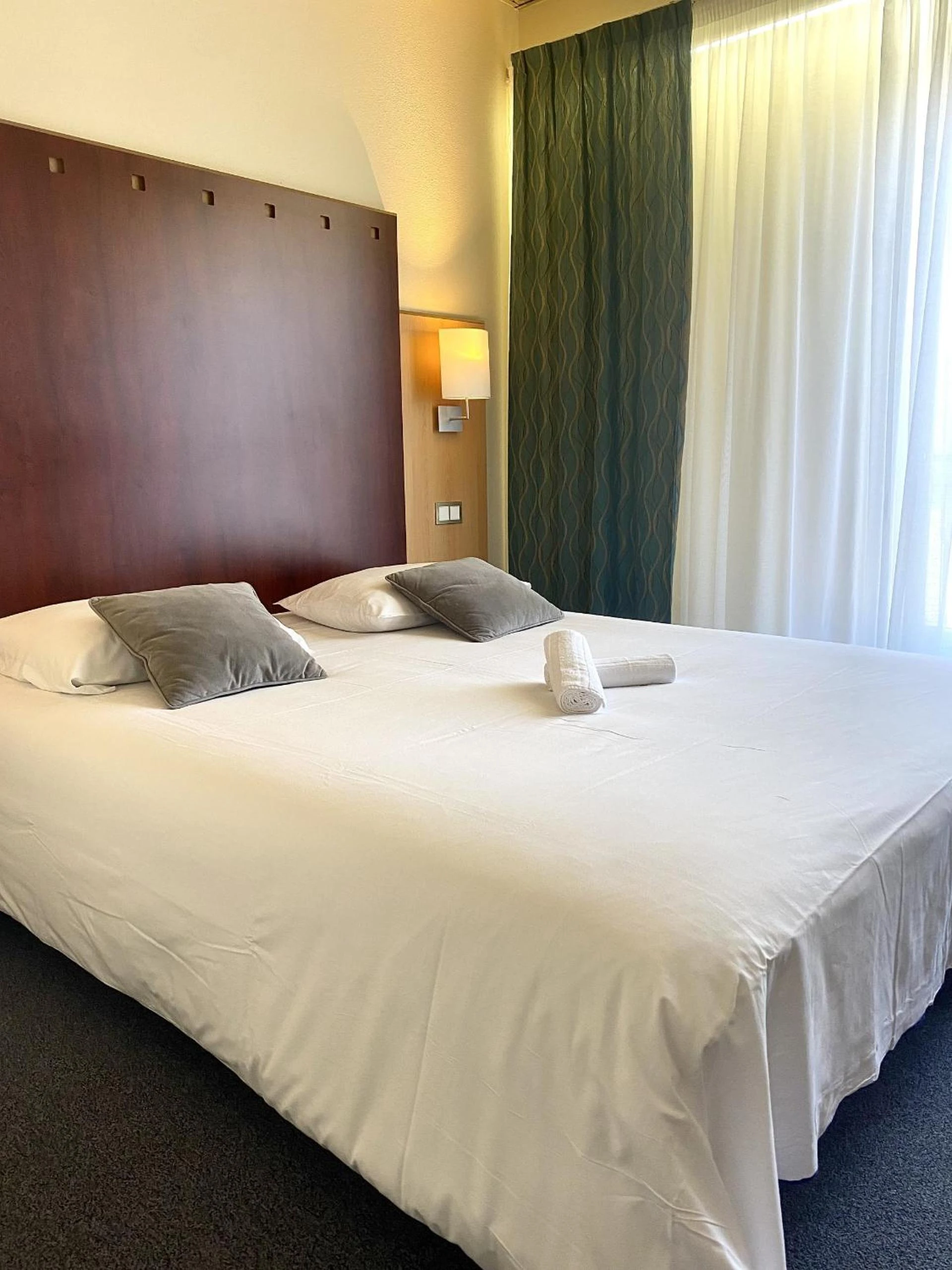 Chambre disponible pour un séminaire d'entreprise à Logis Hôtels & Restaurant Le Cheval Blanc et Clovis - Vouillé