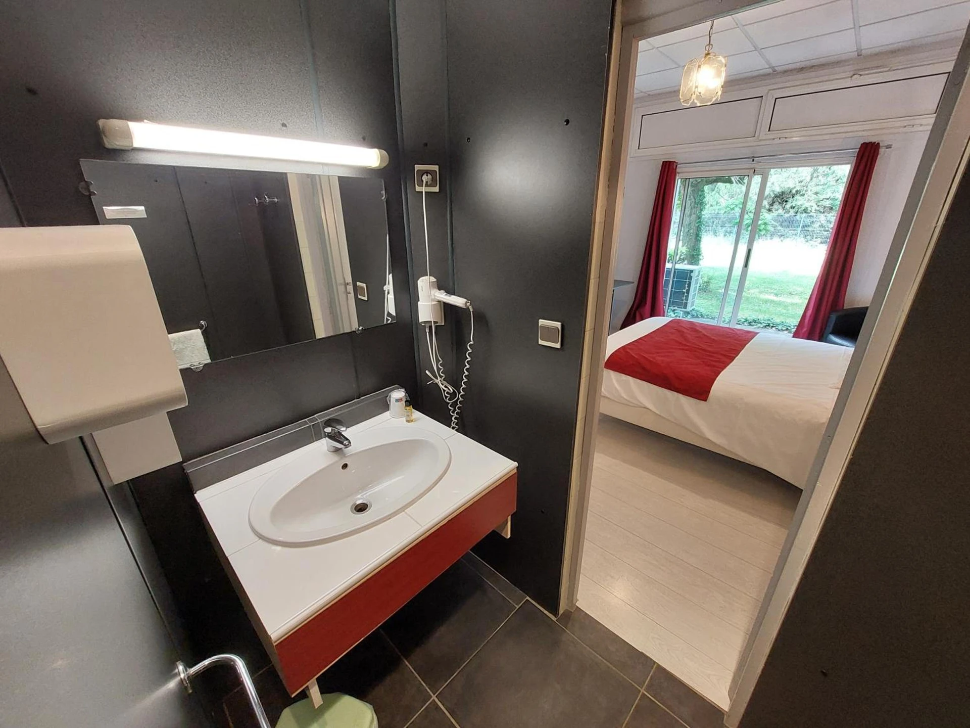 Chambre disponible pour un séminaire d'entreprise à Logis Hotels - Hôtel et Restaurant Le Relais des Garrigues - Grisolles