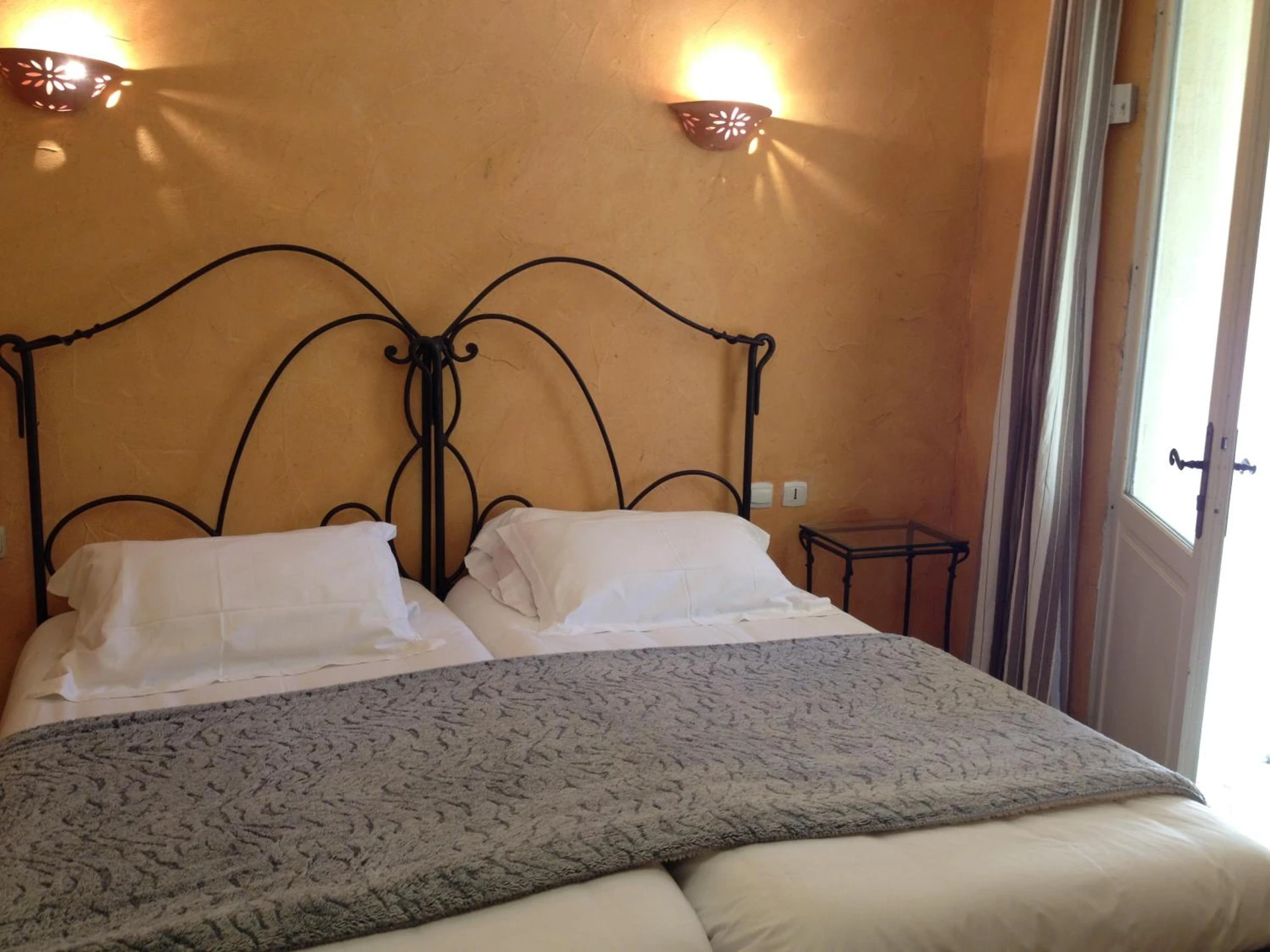 Magnifique chambre pour un séminaire d'entreprise à Hôtel Lou Caleù restaurant le Rocher des Abeilles - Saint-Martin-de-Castillon
