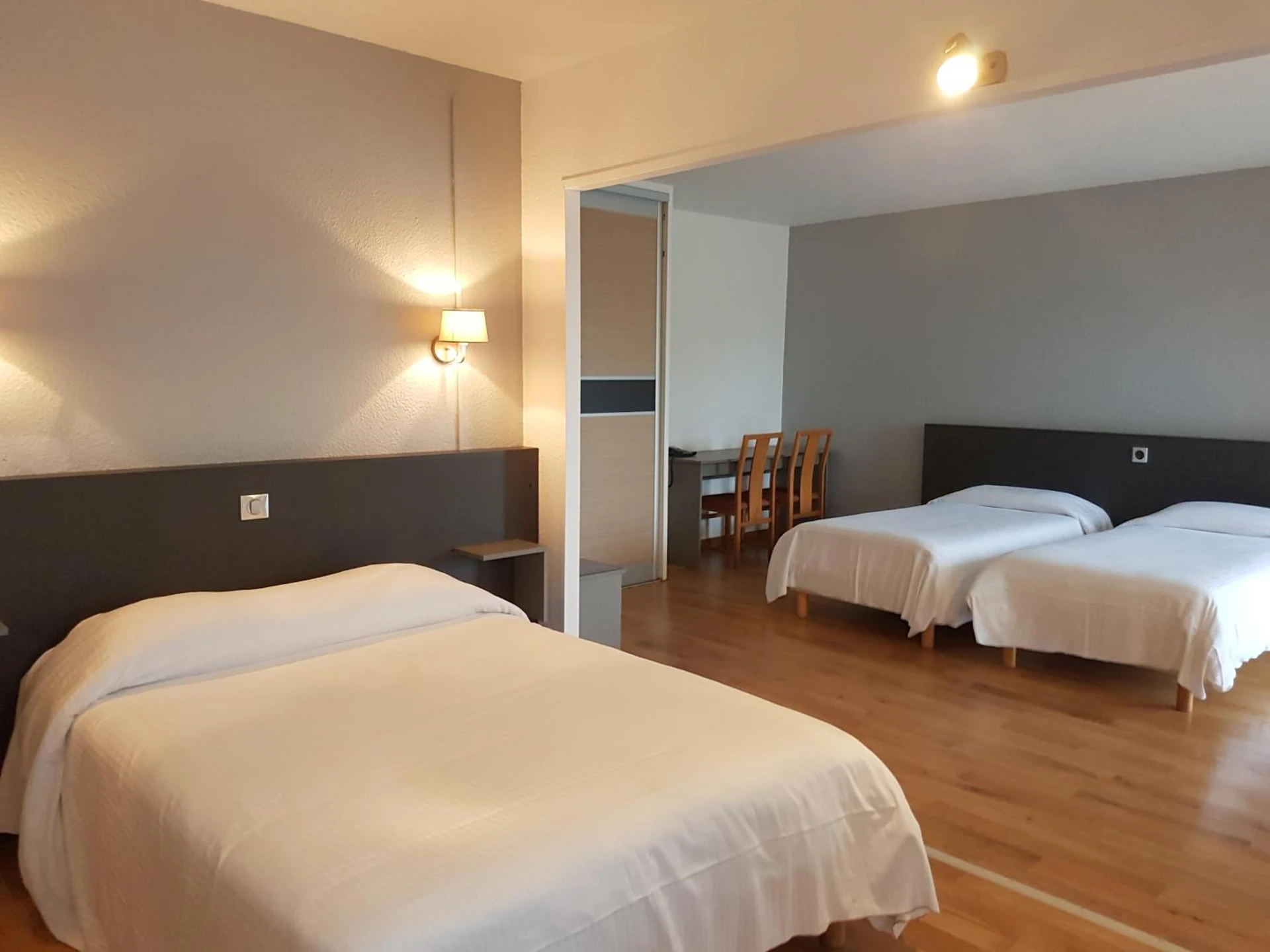 Chambre disponible pour un séminaire d'entreprise à Hôtel Restaurant Les Bruyères - Saint-Médard-en-Jalles