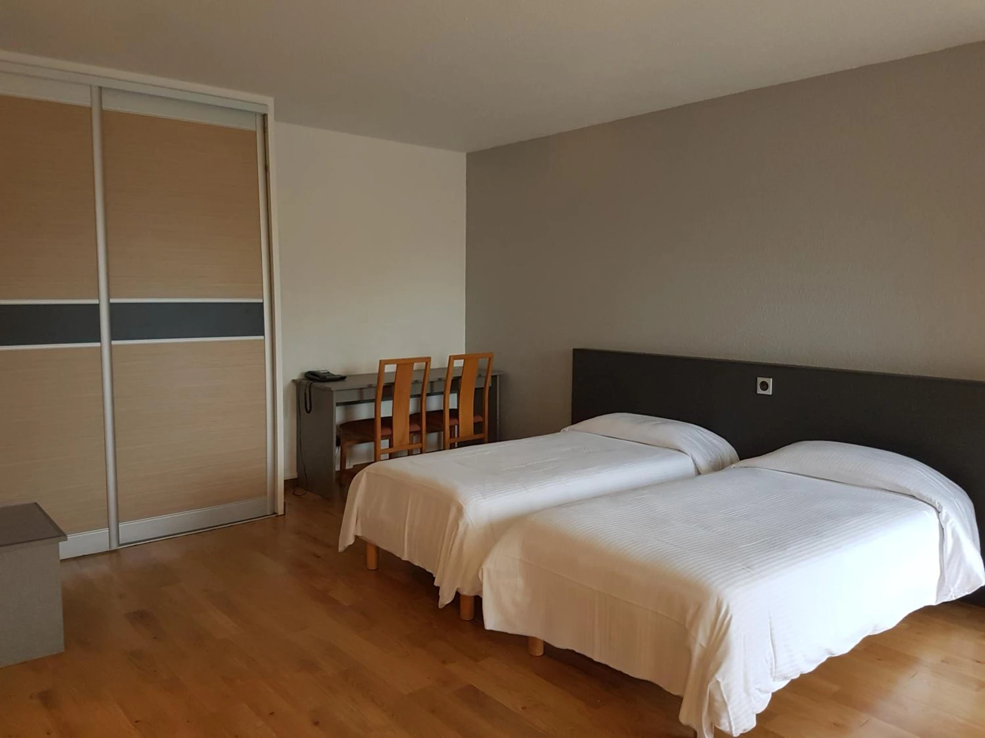 Magnifique chambre pour un séminaire d'entreprise à Hôtel Restaurant Les Bruyères - Saint-Médard-en-Jalles