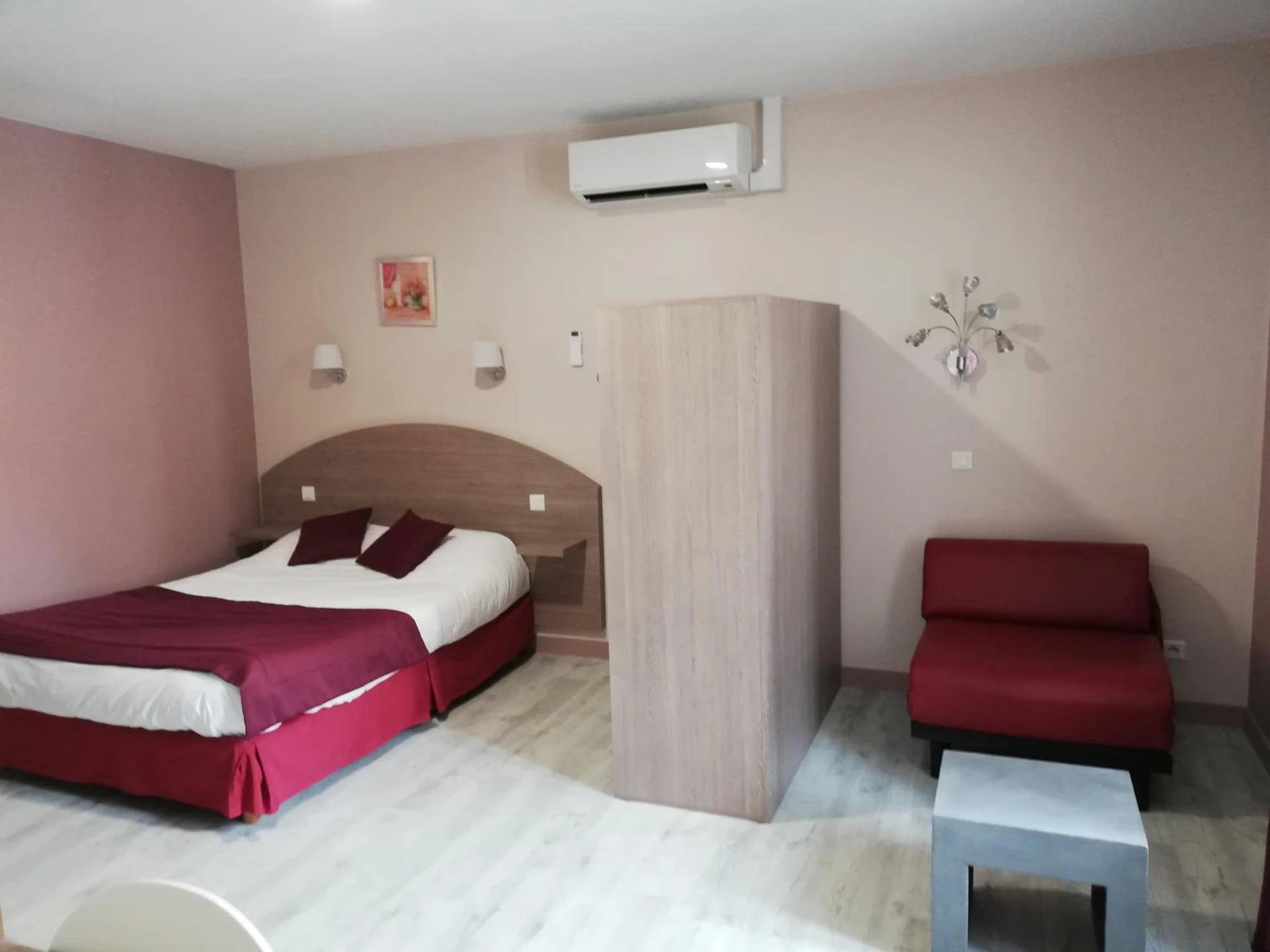Chambre disponible pour un séminaire d'entreprise à Hôtel-restaurant Les Colonnades - Saint-Fulgent