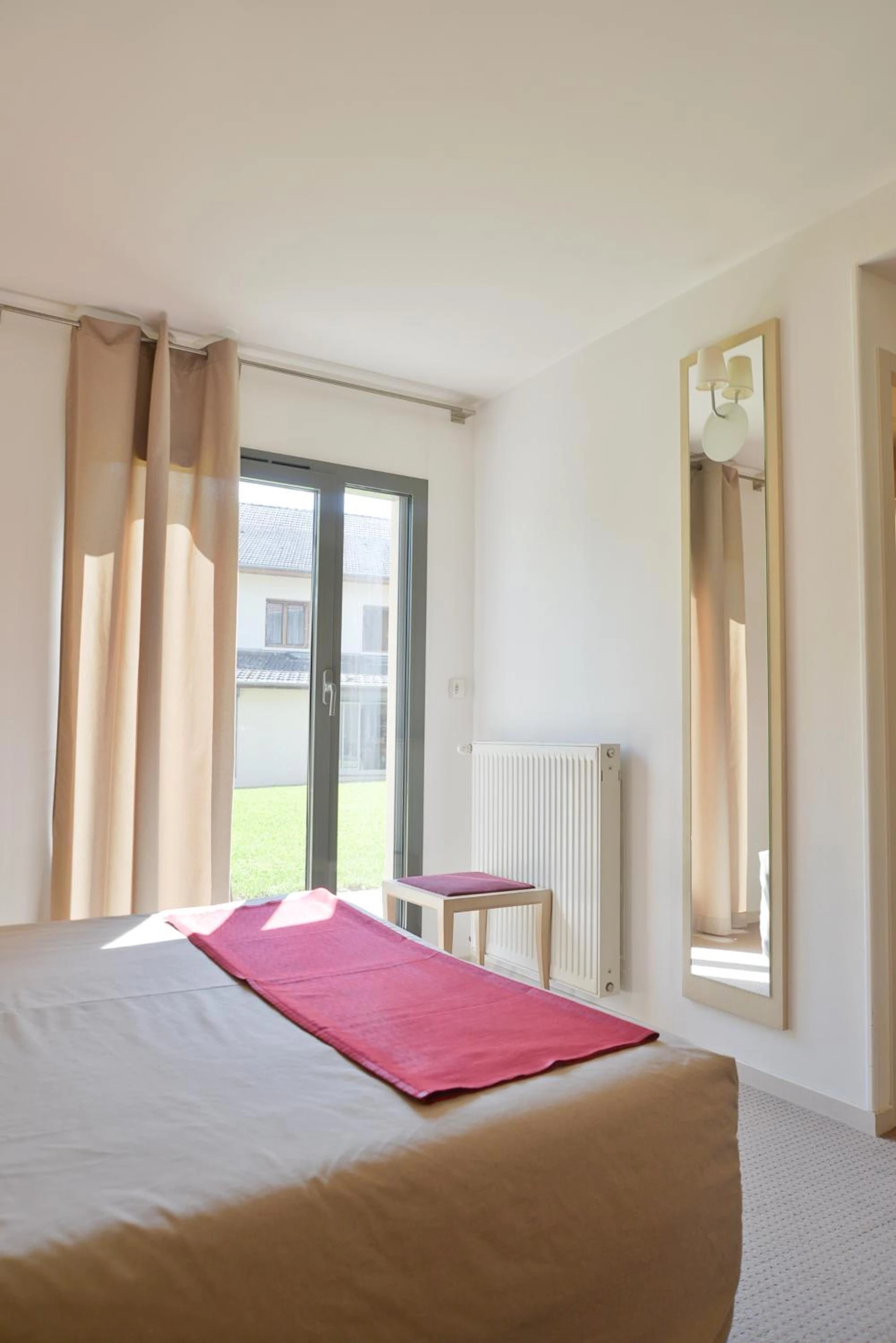 Magnifique chambre pour un séminaire d'entreprise à Hotel Restaurant Rolland - Montagnieu