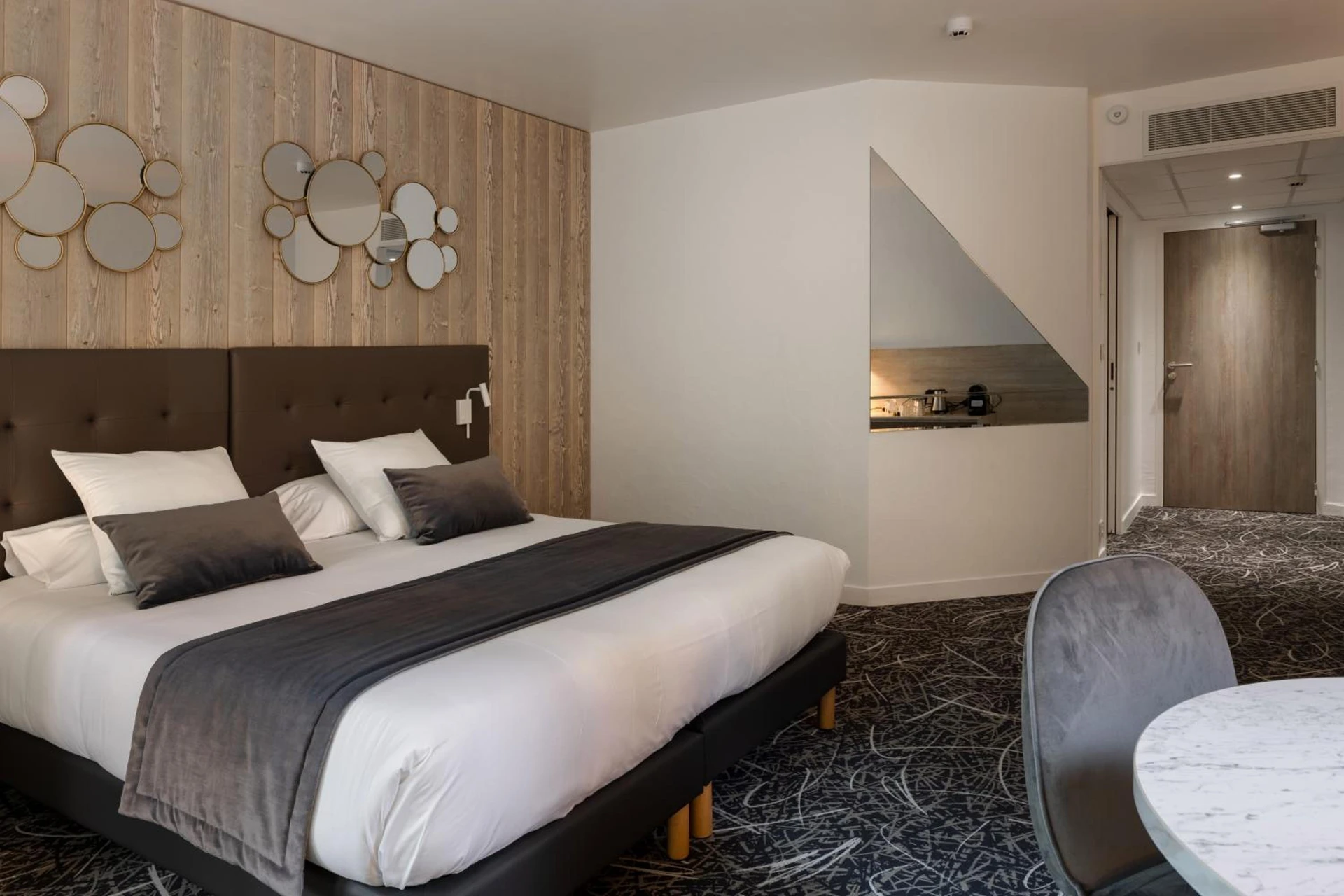 Chambre disponible pour un séminaire d'entreprise à Logis Hôtel Parenthèse, Restaurant & Spa - Chille