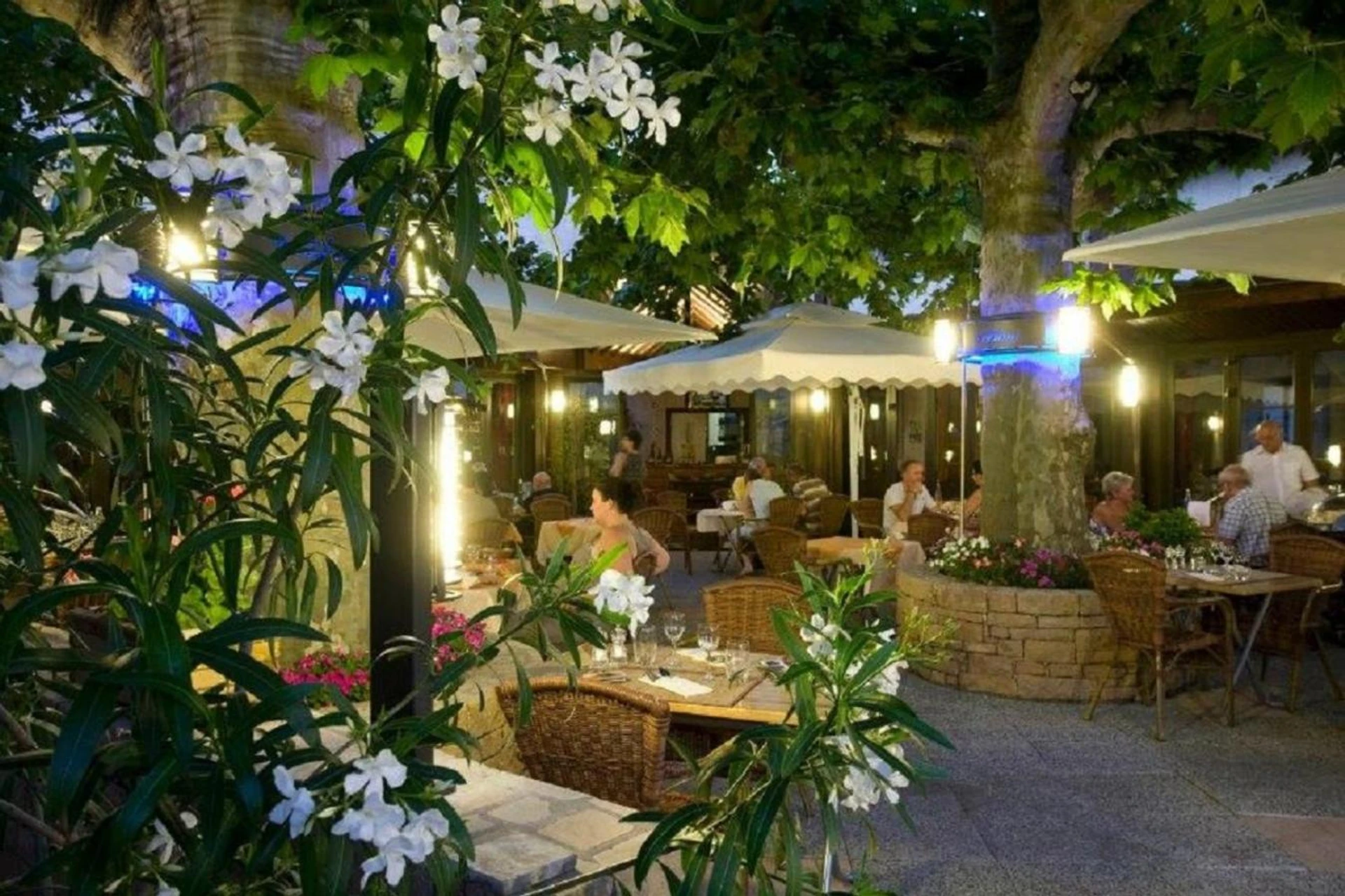Organiser un séminaire d'entreprise : Logis Hôtel Tante Yvonne & son restaurant semi-gastronomique - Lyon Nord à quincieux