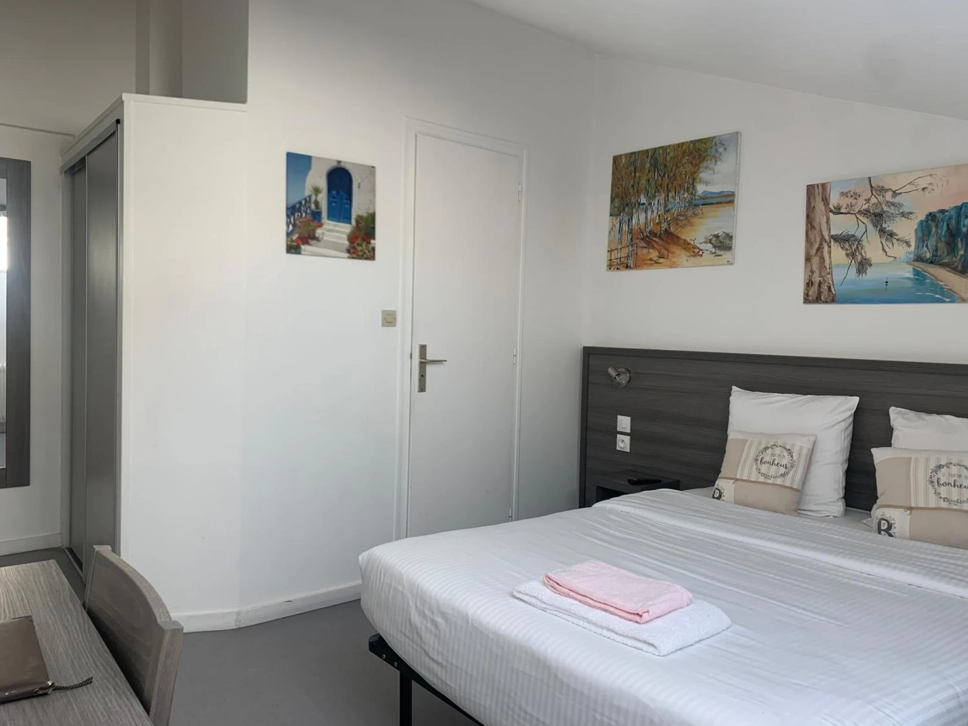 Chambre disponible pour un séminaire d'entreprise à Logis Hôtel Restaurant Vuillot - Cuiseaux