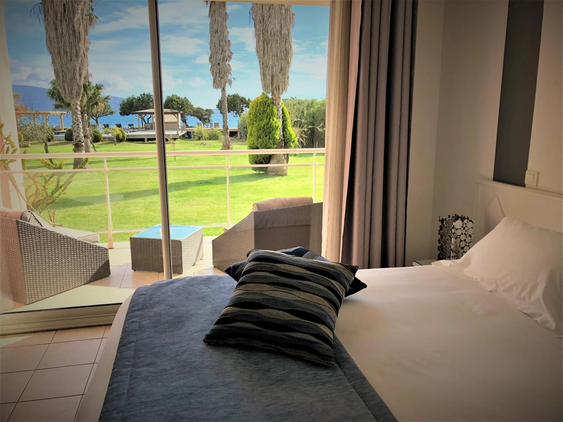 Chambre disponible pour un séminaire d'entreprise à Hotel Le Ruesco - Olmeto