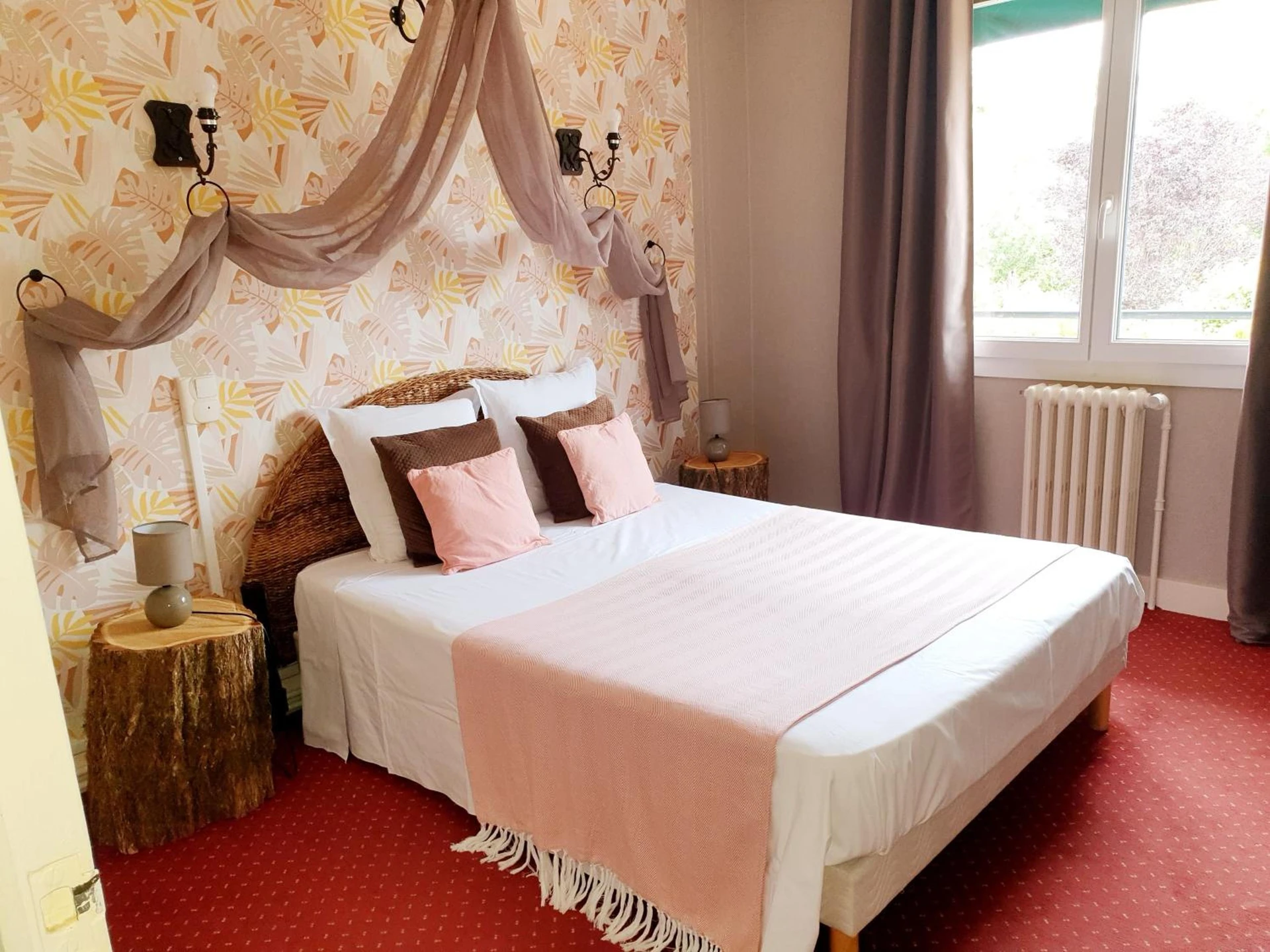 Chambre disponible pour un séminaire d'entreprise à Logis Hôtel Saint Cyr - La Ferté-Saint-Cyr