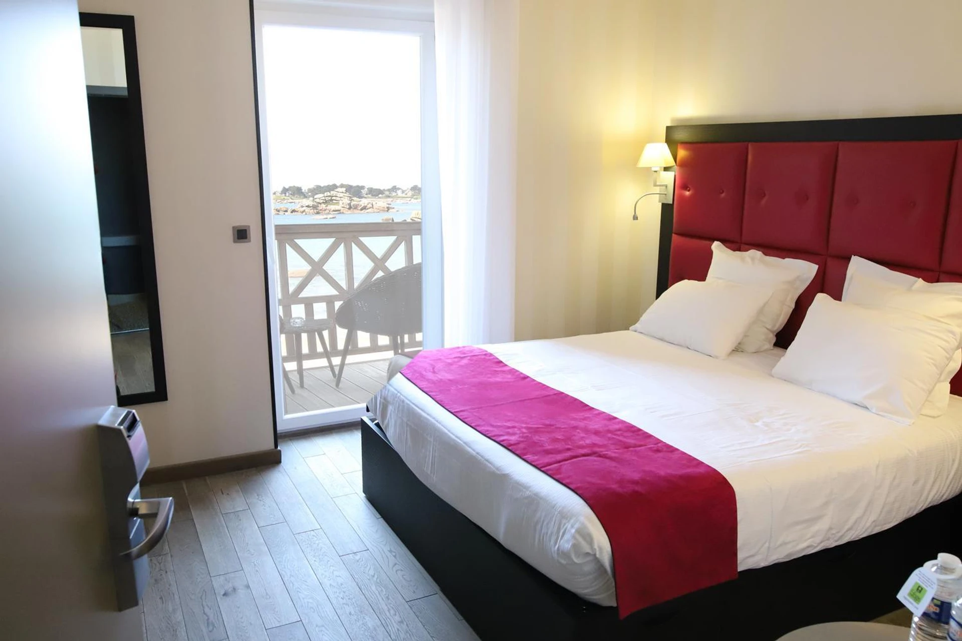 Chambre disponible pour un séminaire d'entreprise à Logis Hôtel Saint Guirec Et De La Plage - Perros-Guirec